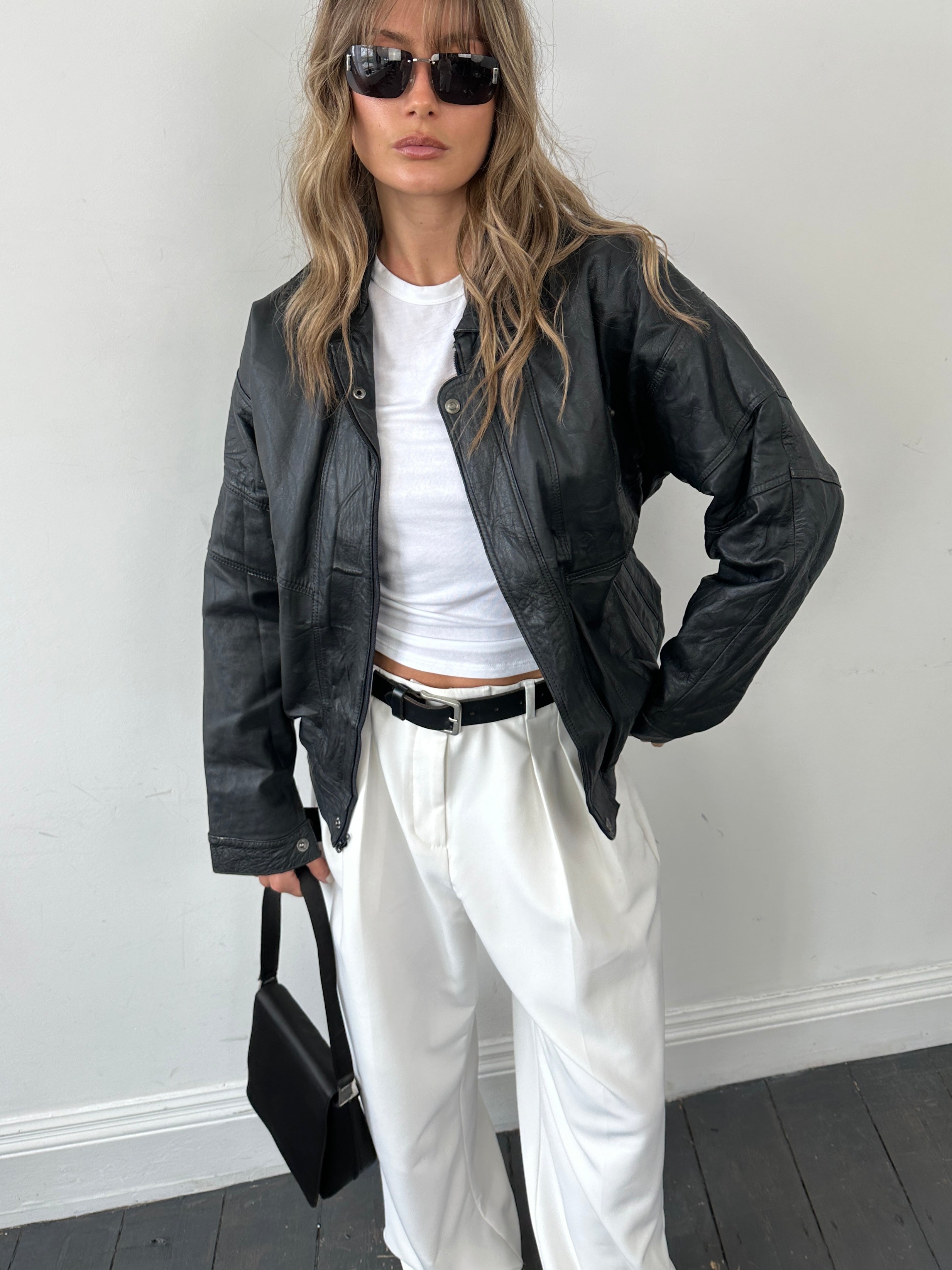 Vintage leather bomber jacket in size M/L, featuring classic design and rich leather texture.