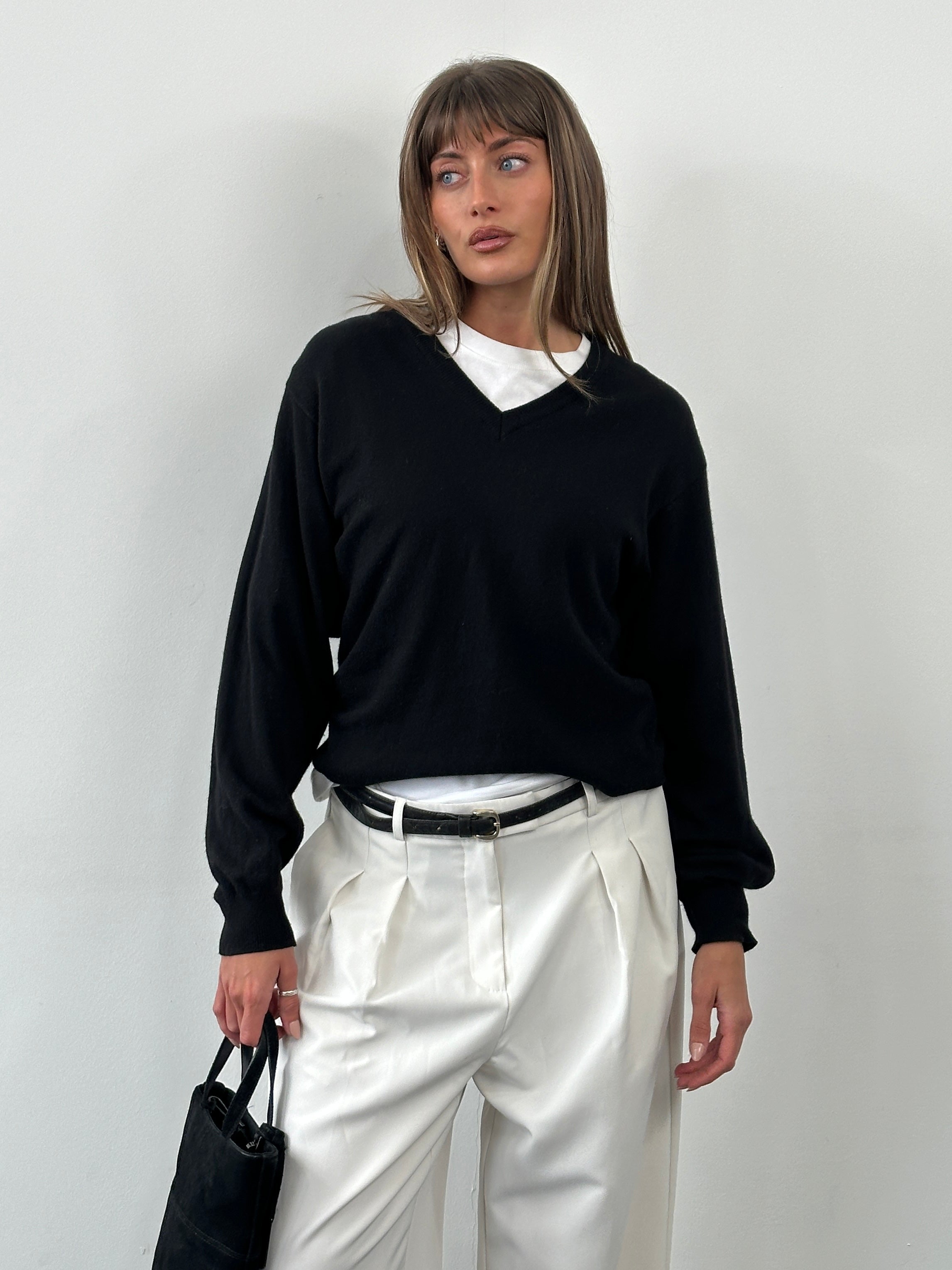 Vintage Italian cashmere silk V-neck jumper in size M, cozy and luxurious knit with a soft, elegant texture.