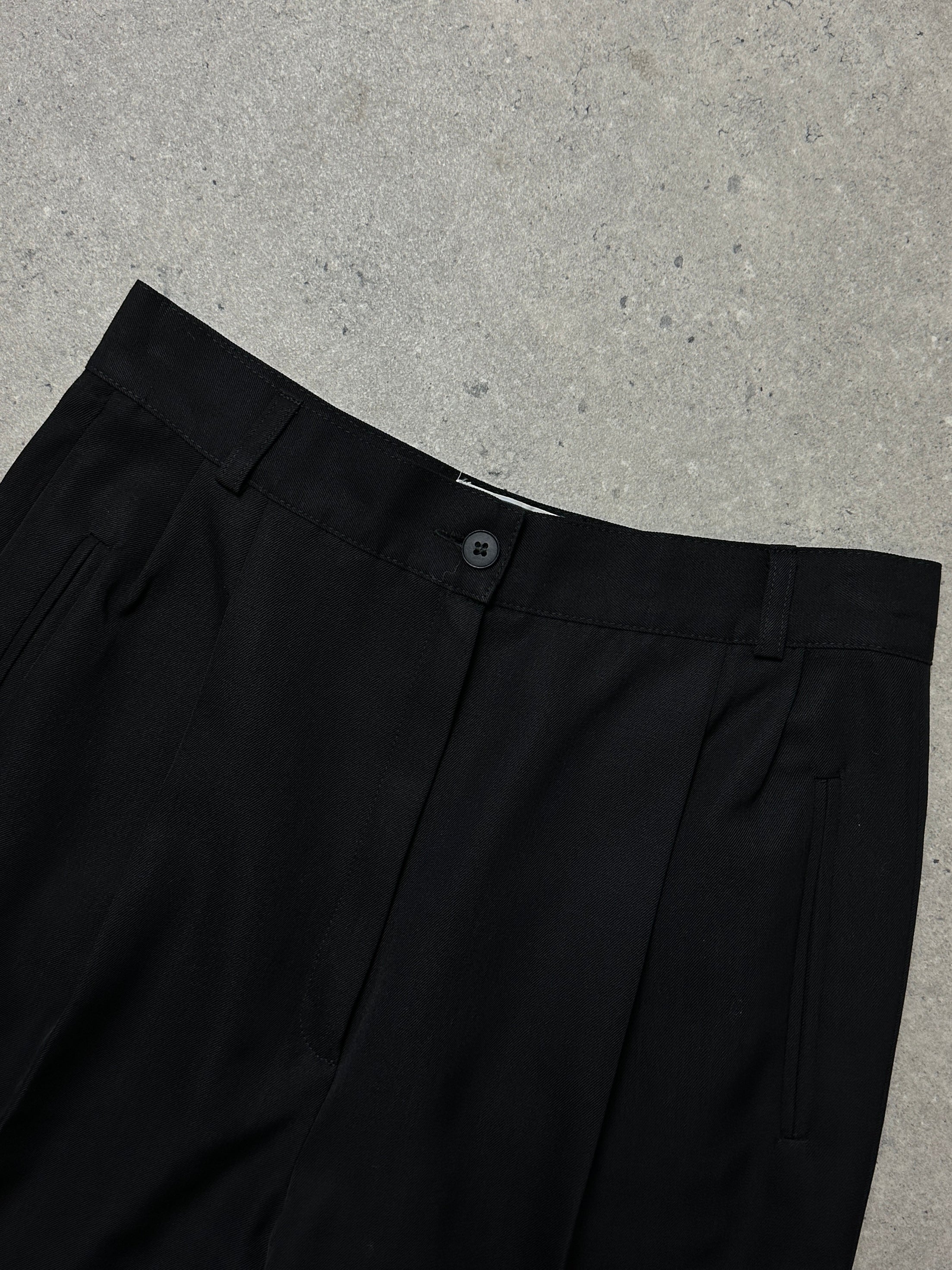 Luisa Spagnoli wool tapered leg tailored trousers in W26, featuring a classic fit and sleek design, shown on a neutral background.