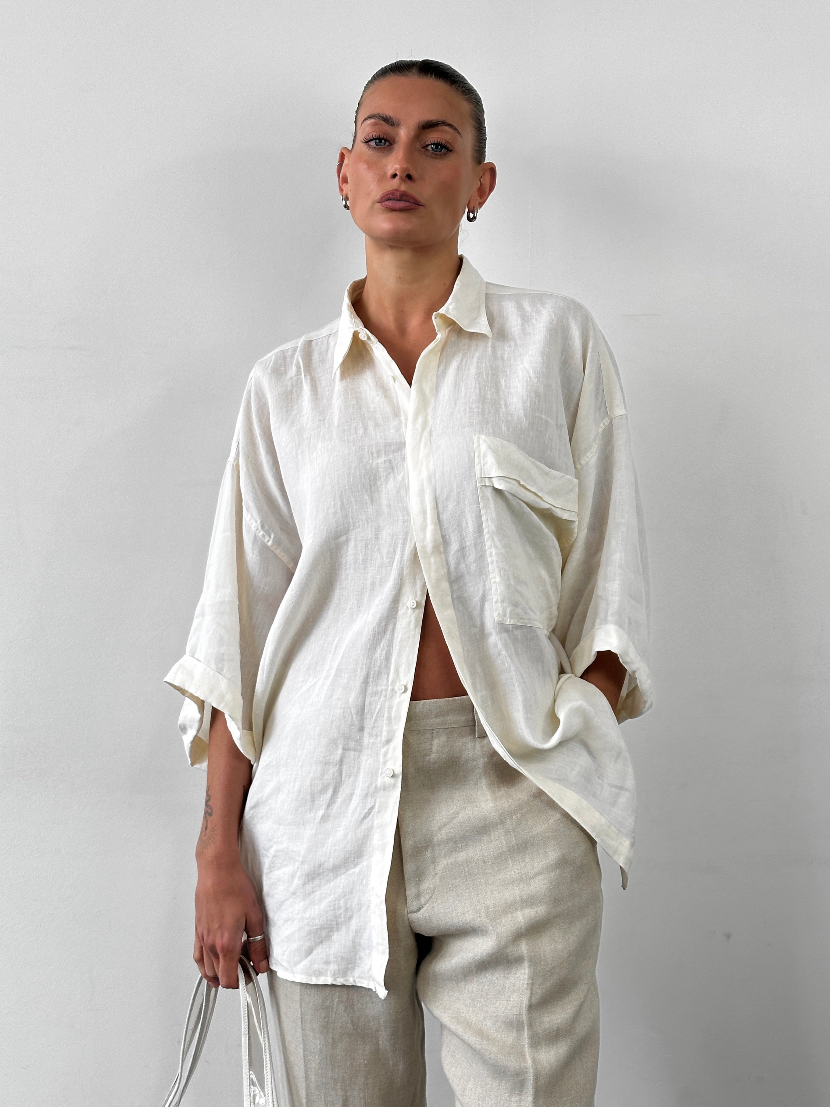 Gianni Versace 90s oversized linen shirt in XL, white with bold Versace print, relaxed fit, and classic collar.