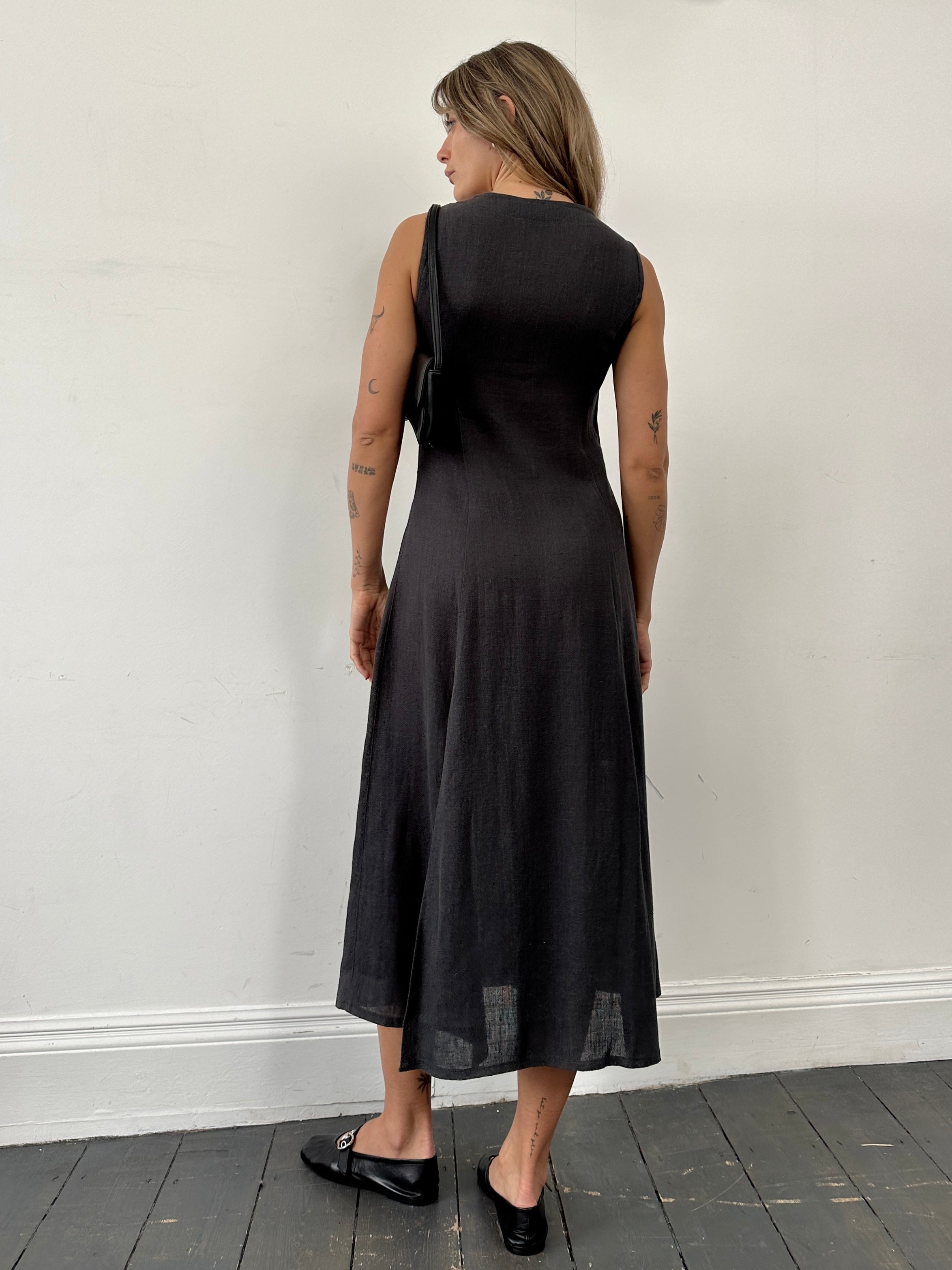 Italian vintage pure linen side split dress in S/M, featuring a relaxed fit and classic design with a split detail at the side.