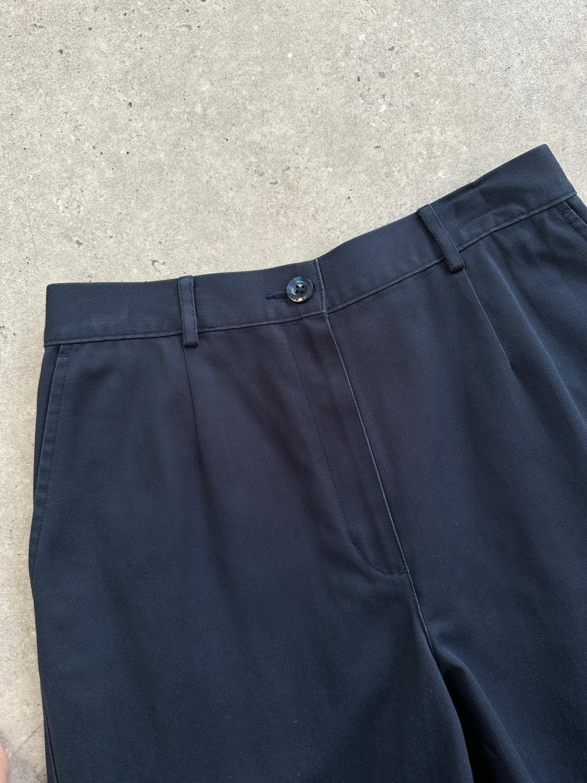 L.L.Bean straight leg cotton trousers with elasticated waist, W28-30, in classic style, shown in a natural fabric and fit.