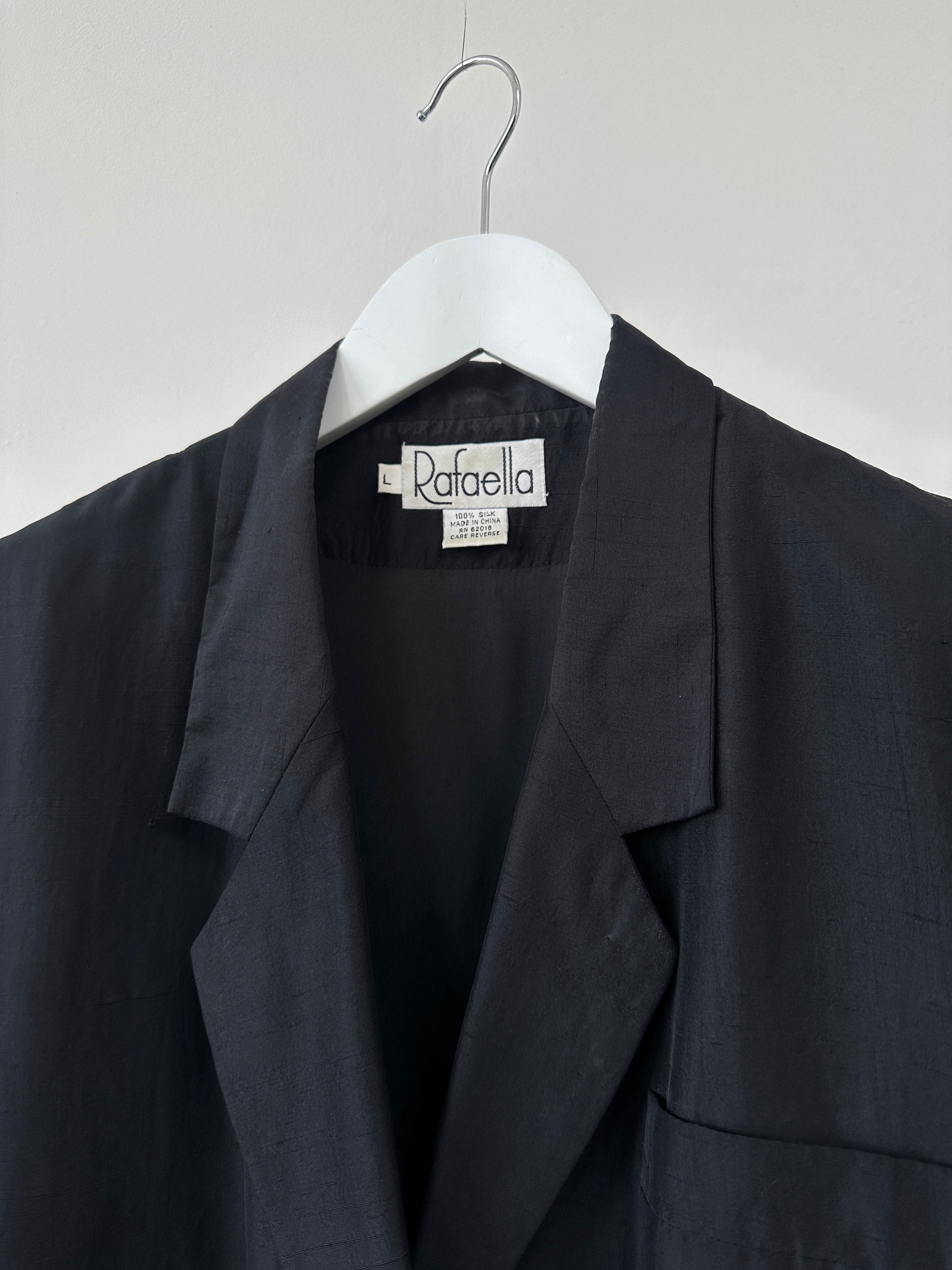 Vintage pure silk lightweight single-breasted blazer in size L, showcasing a classic tailored fit and smooth silk fabric.
