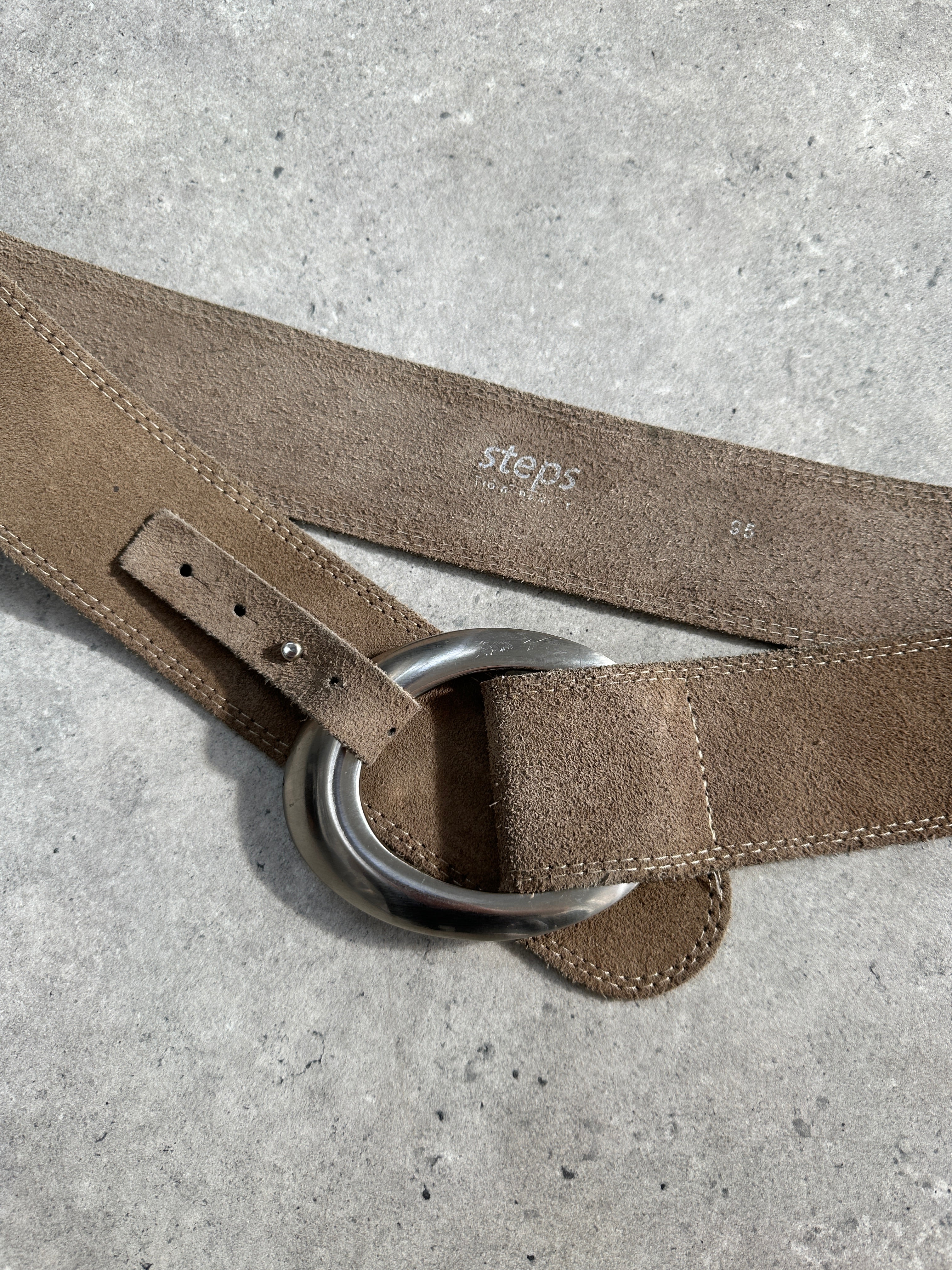 Vintage 1990s circular buckle suede belt in brown, size W38-42, featuring a classic retro design and textured suede finish.