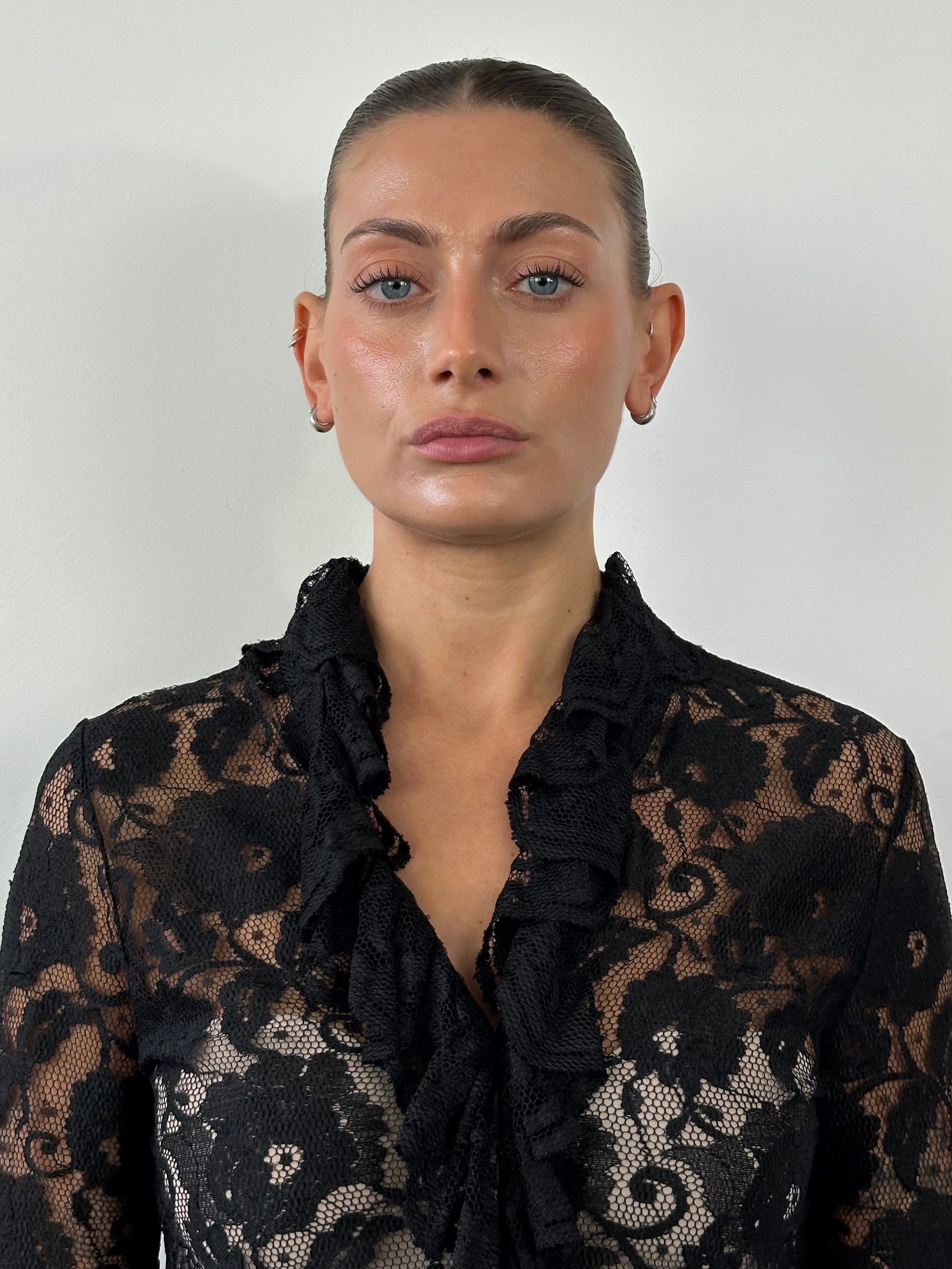 Vintage lace ruffled shirt in size S/M, featuring delicate lace details and feminine ruffle accents, stylish and vintage-inspired.