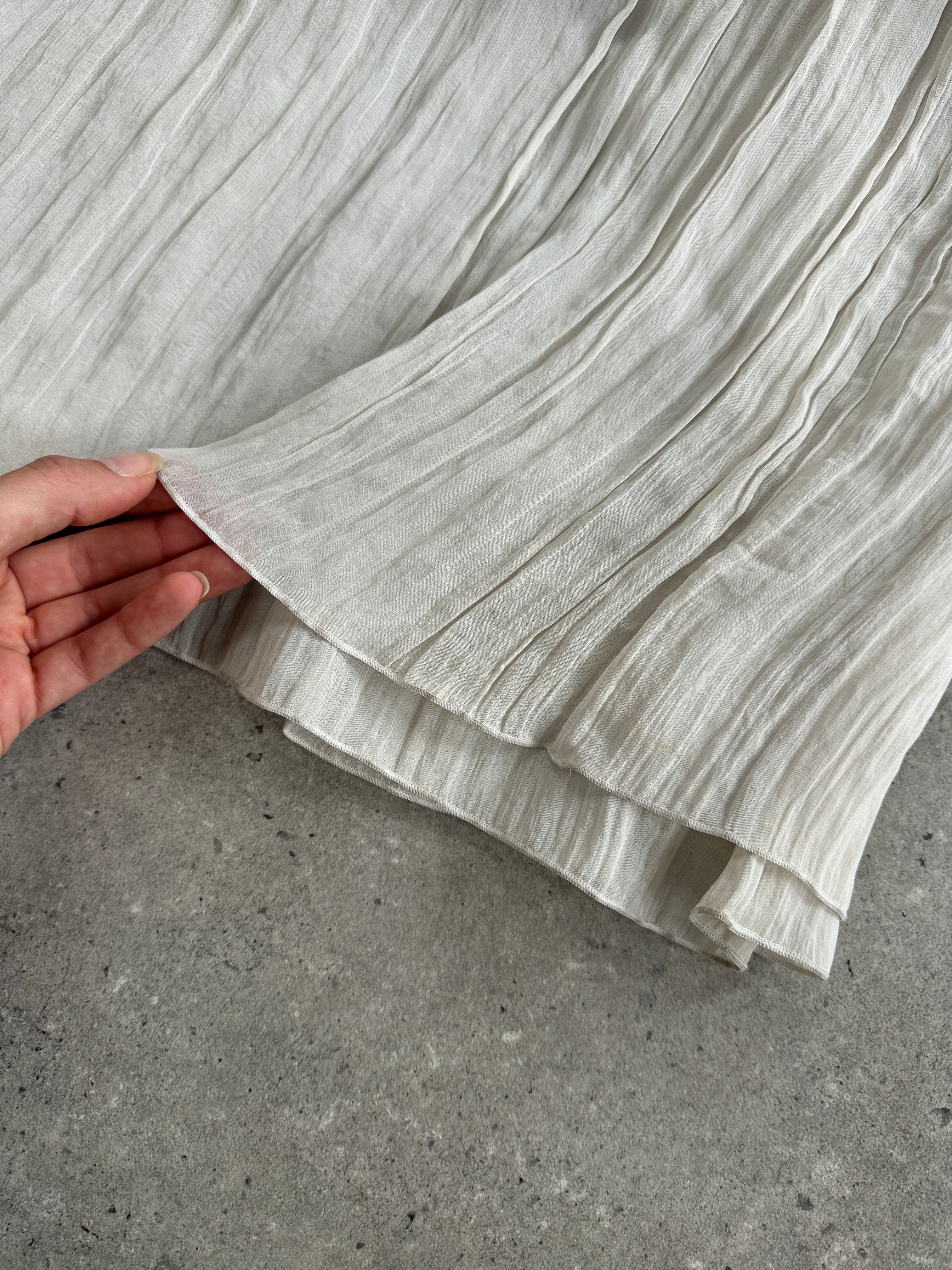 Vintage 00s pleated floor-length dress in size M, featuring elegant flowing fabric and a classic 2000s-inspired design.