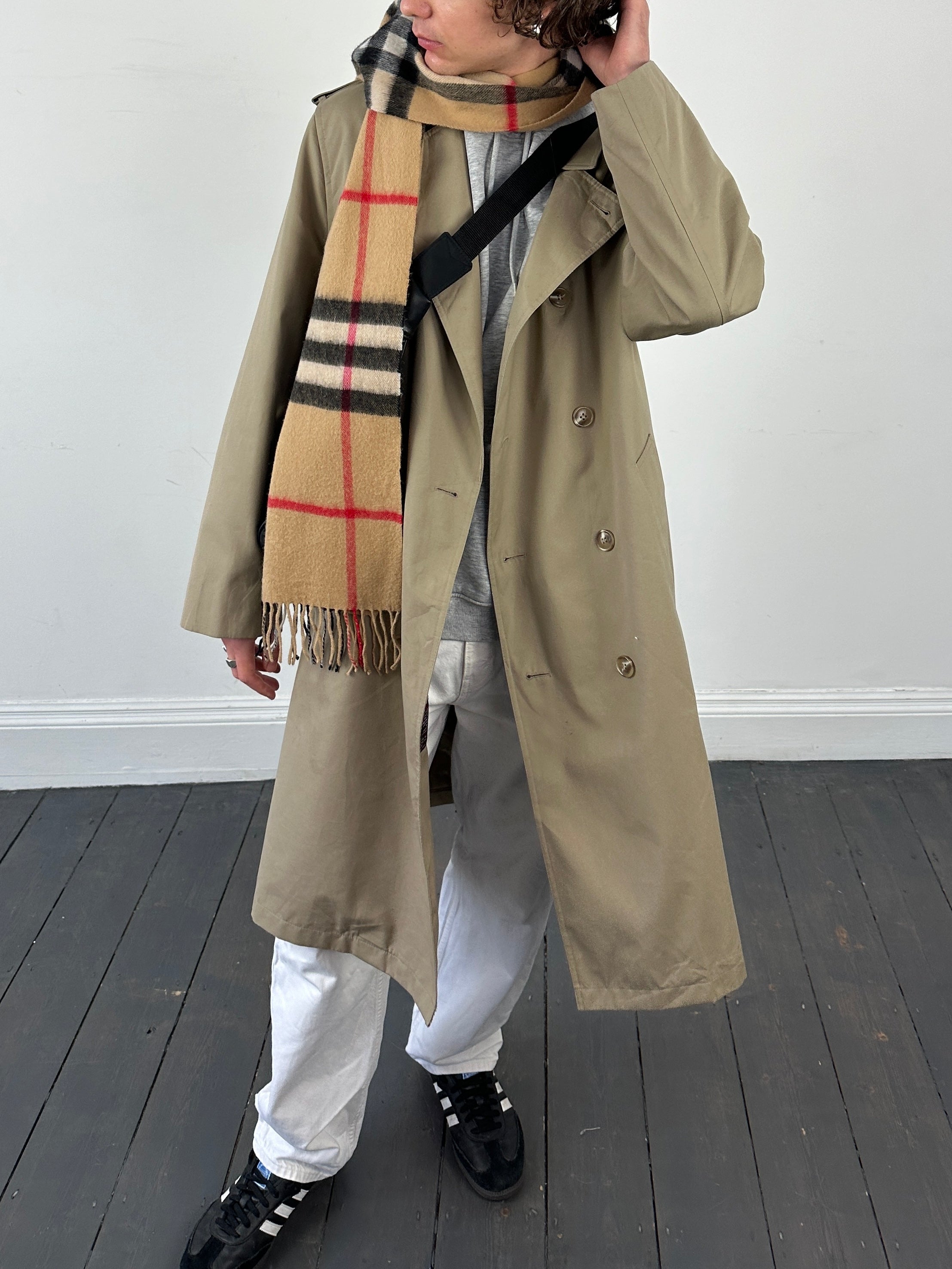 Vintage double-breasted fleece-lined trench coat in size XL, featuring classic design and warm, cozy material.