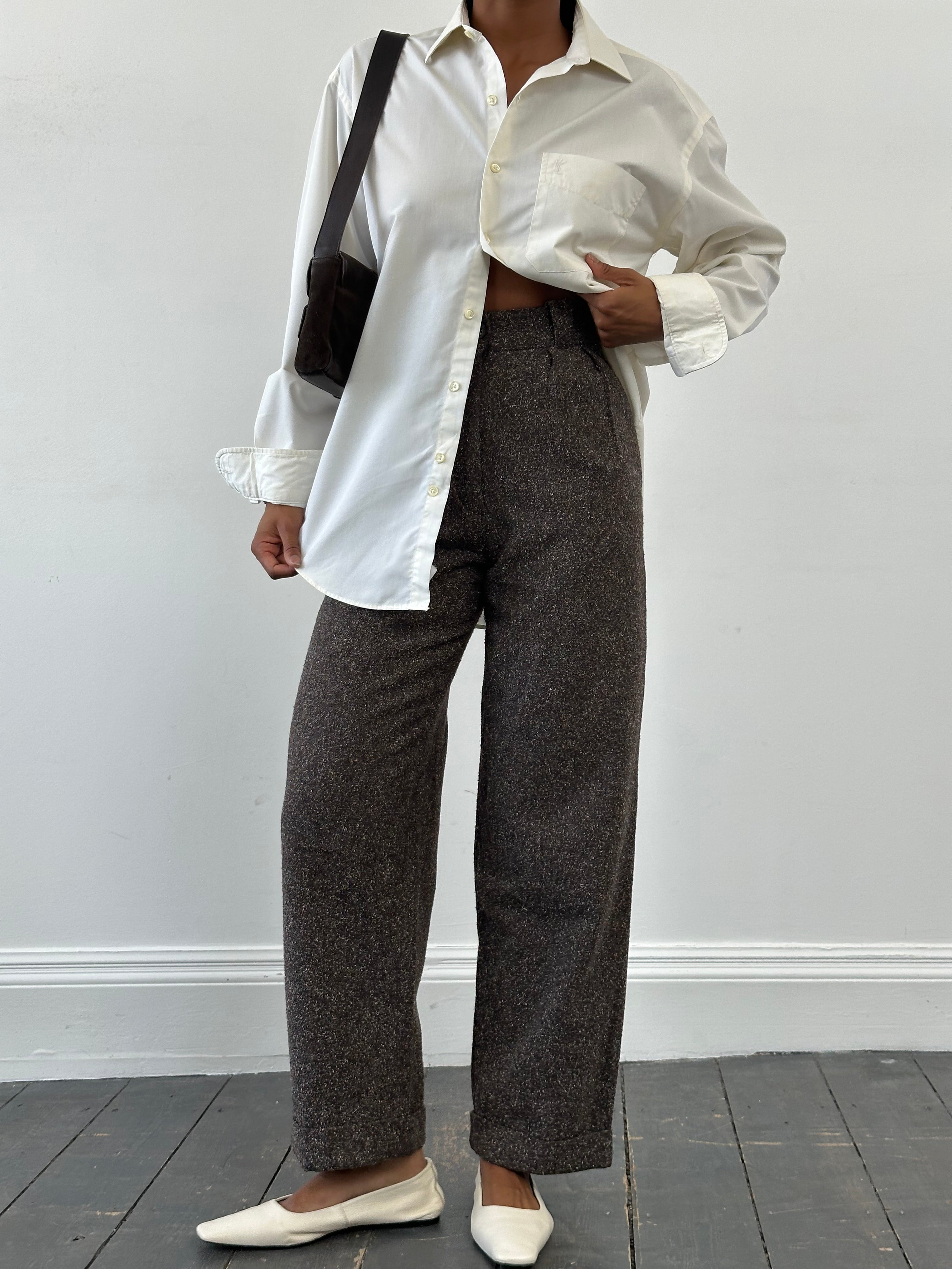 Vintage closed 1990s high waisted wide-leg trousers in W24, featuring a classic fit and retro style.
