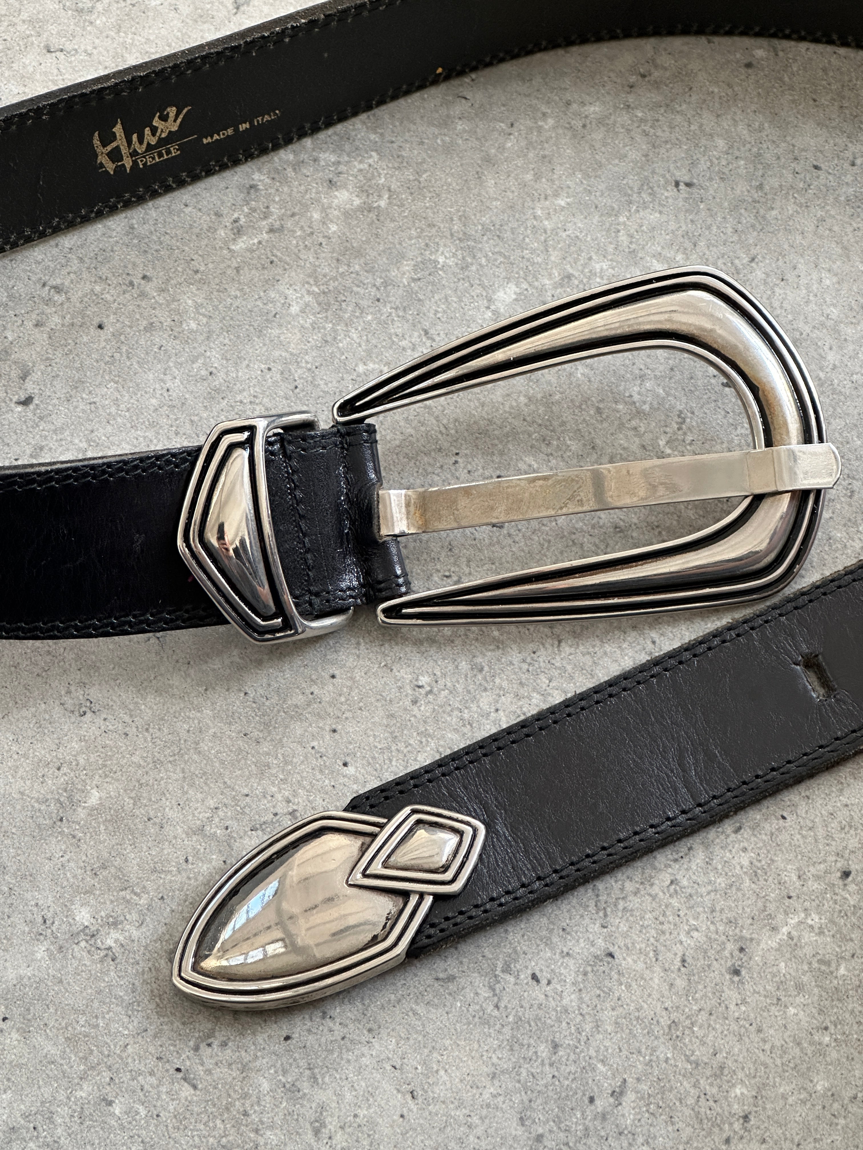 Italian vintage Western leather belt with detailed craftsmanship, available in waist sizes W28 to W34.