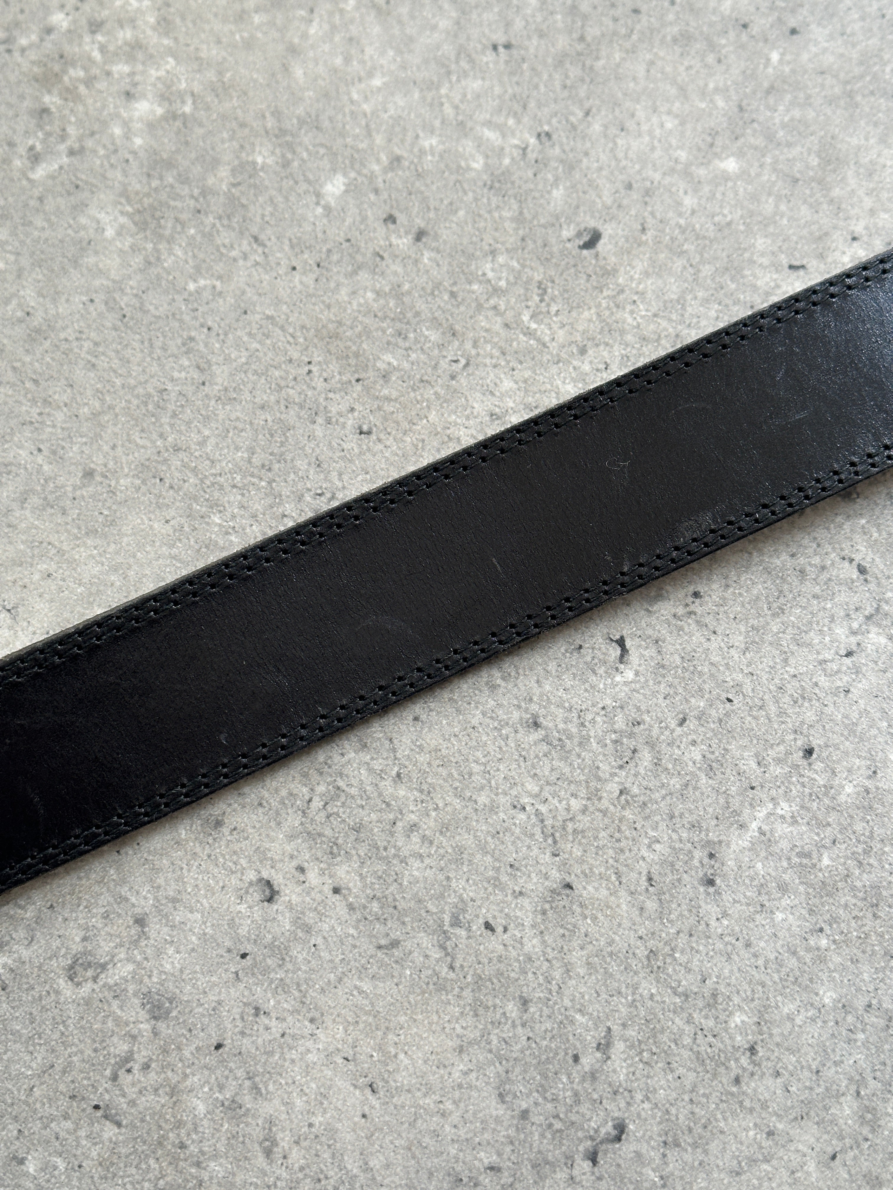 Vintage Italian Western leather belt in dark brown with classic detailing, size W28-34, showcasing durable craftsmanship and vintage style.