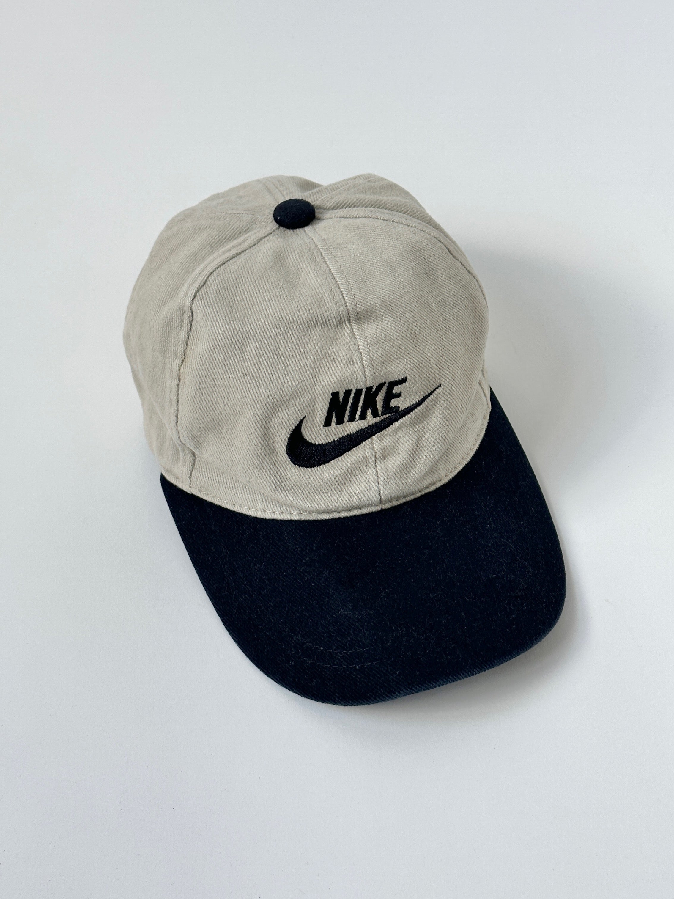 Nike cotton twill baseball cap, front view showing adjustable strap and Nike logo, casual sports hat for everyday wear
