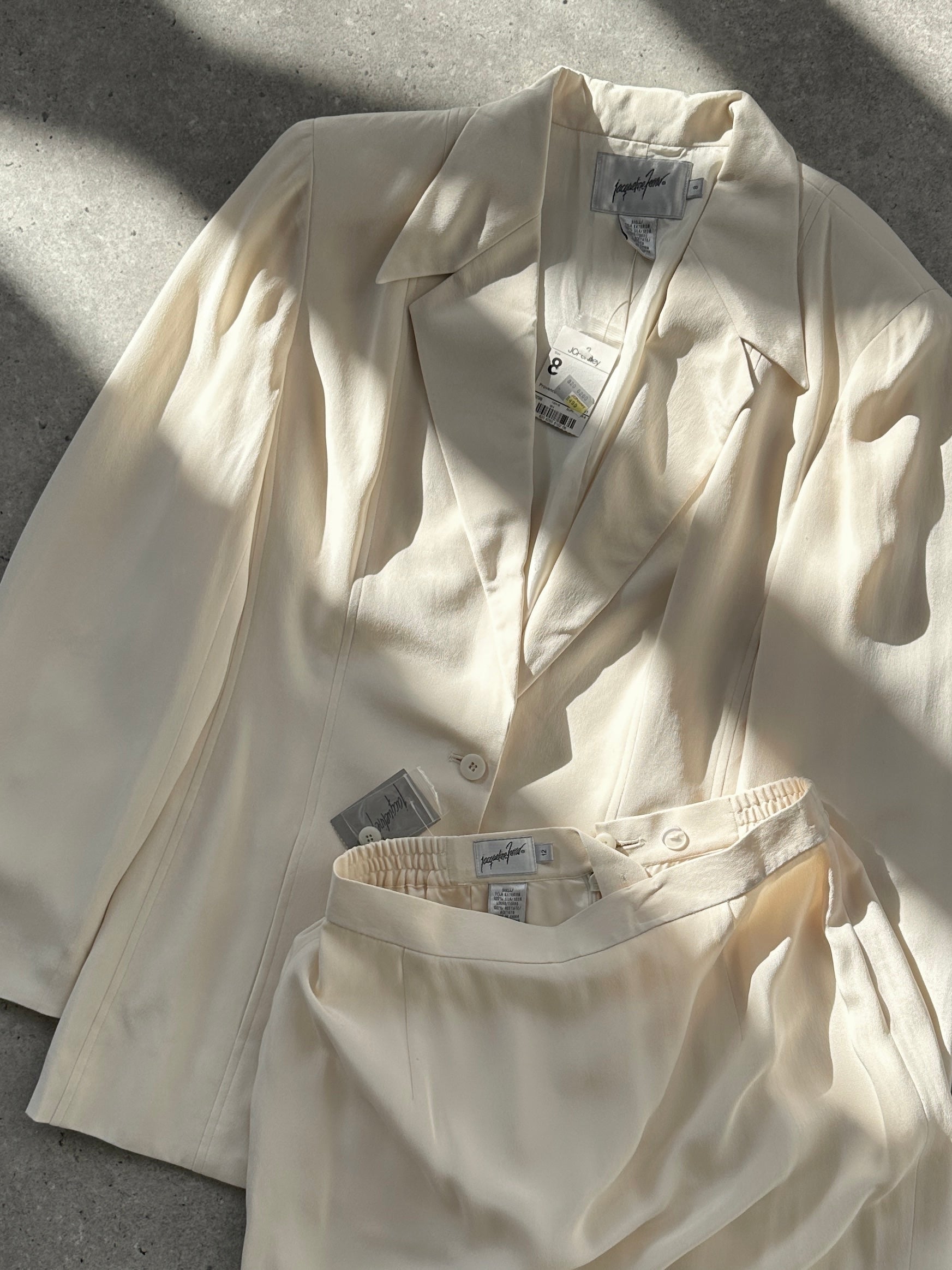 Vintage brand vintage two-piece silk skirt and blazer suit set, featuring a stylish blazer and matching skirt, size S/W26.