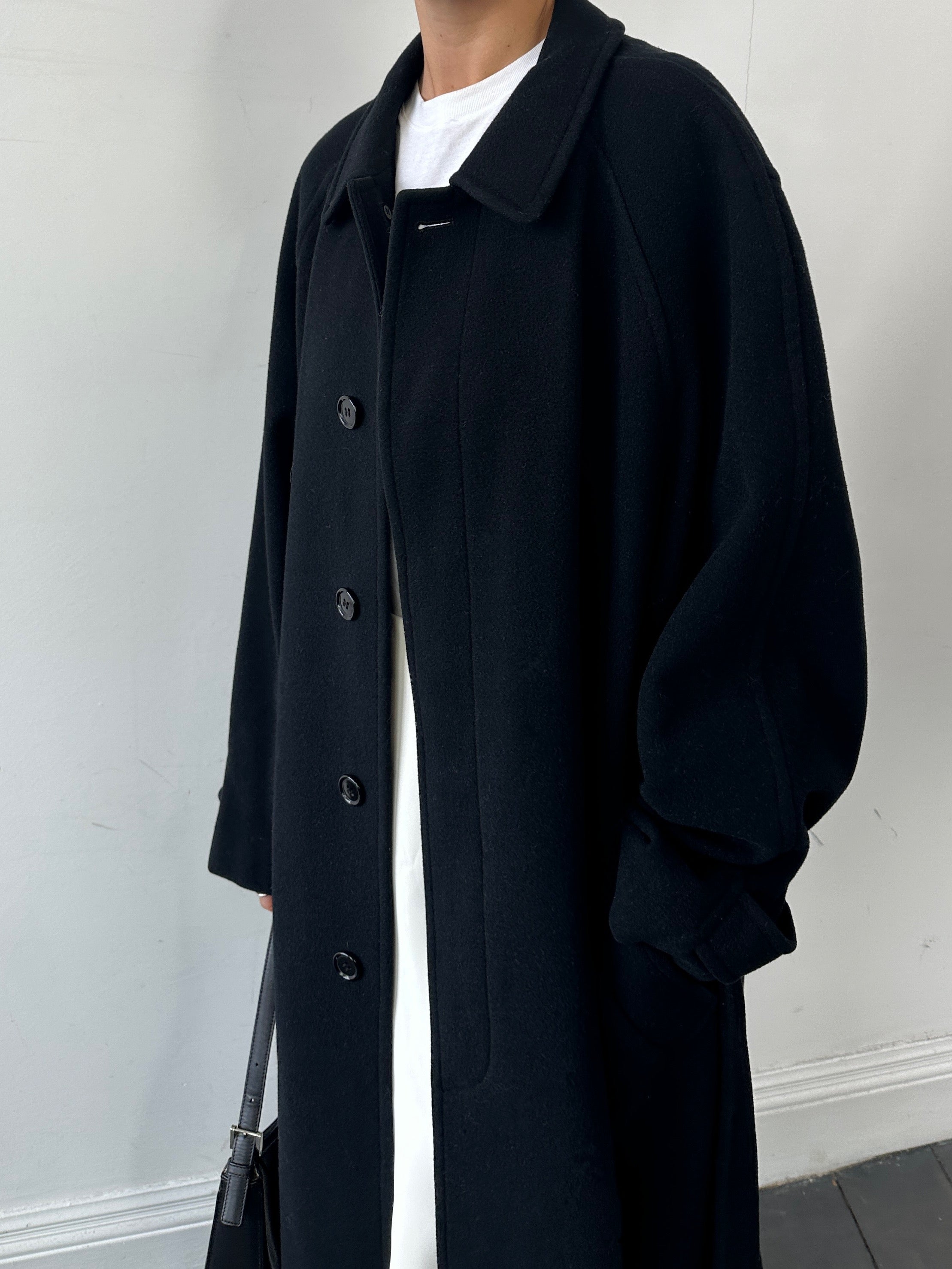 Vintage XL wool and cashmere coat with concealed placket and belt, featuring a classic tailored design and warm fabric.