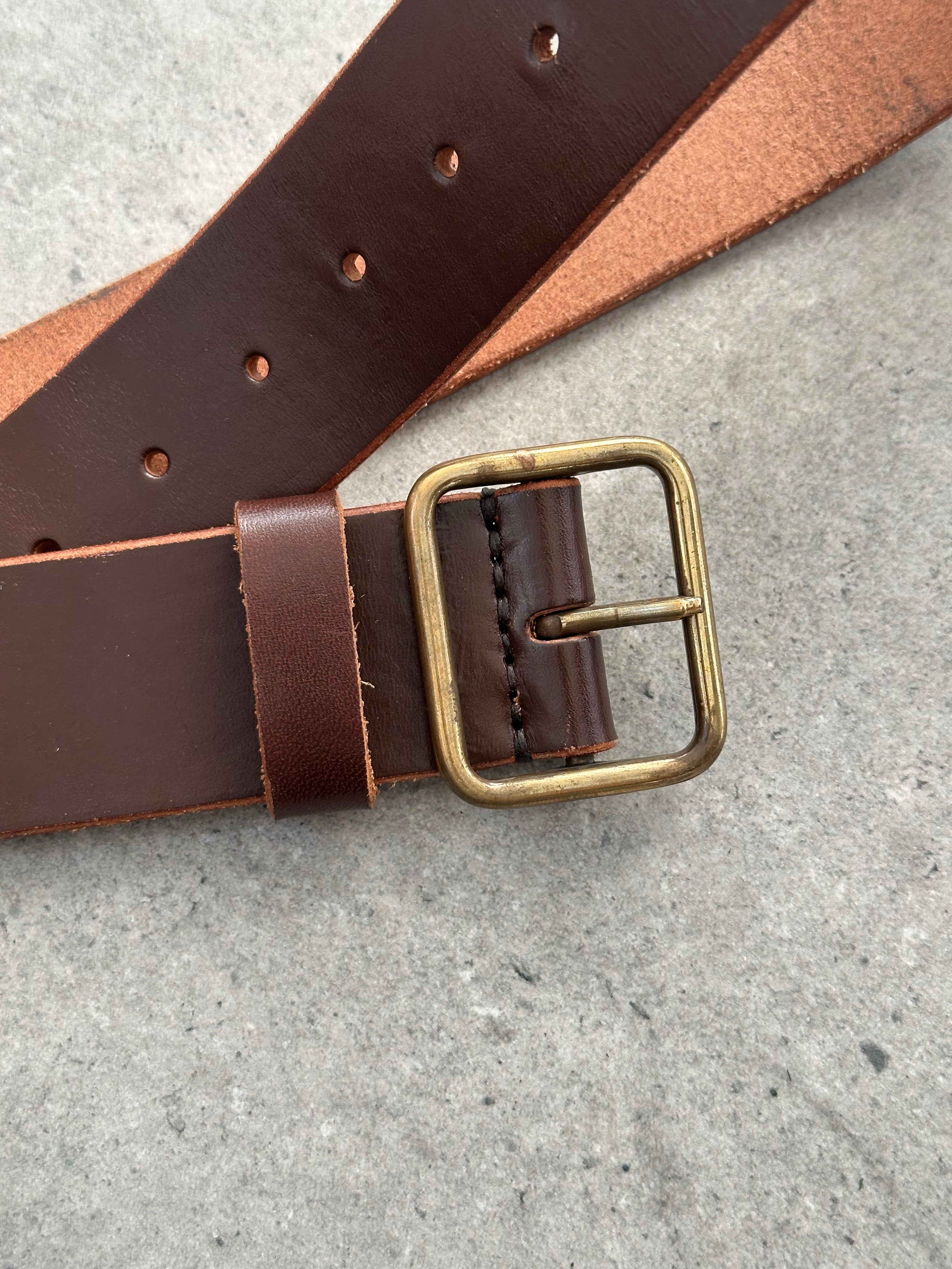 Vintage 2000s leather belt with adjustable W36-44, featuring classic design and durable leather material.