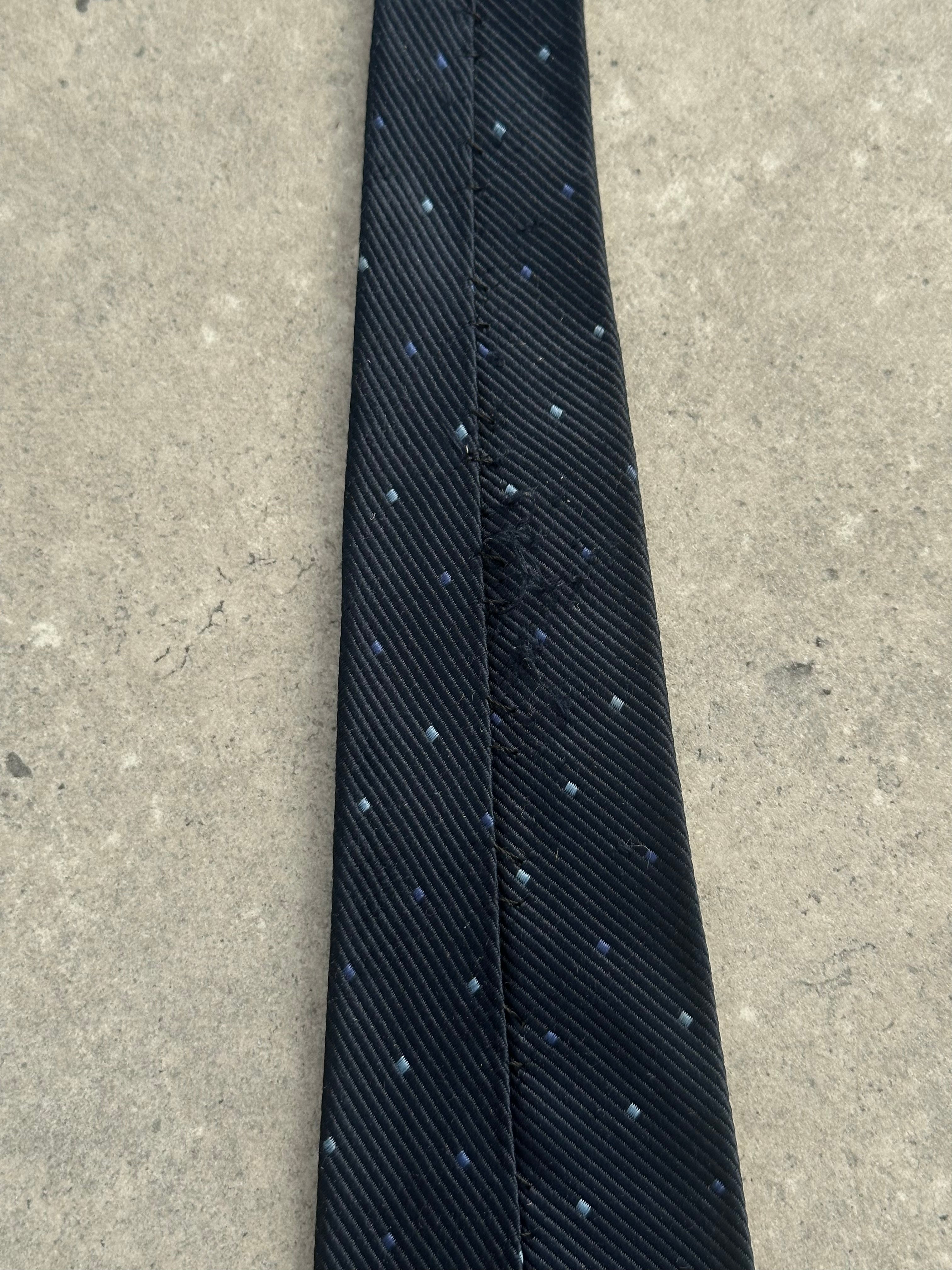 DKNY 2000s pure silk woven print tie featuring intricate pattern and luxurious texture, ideal for formal or stylish occasions.