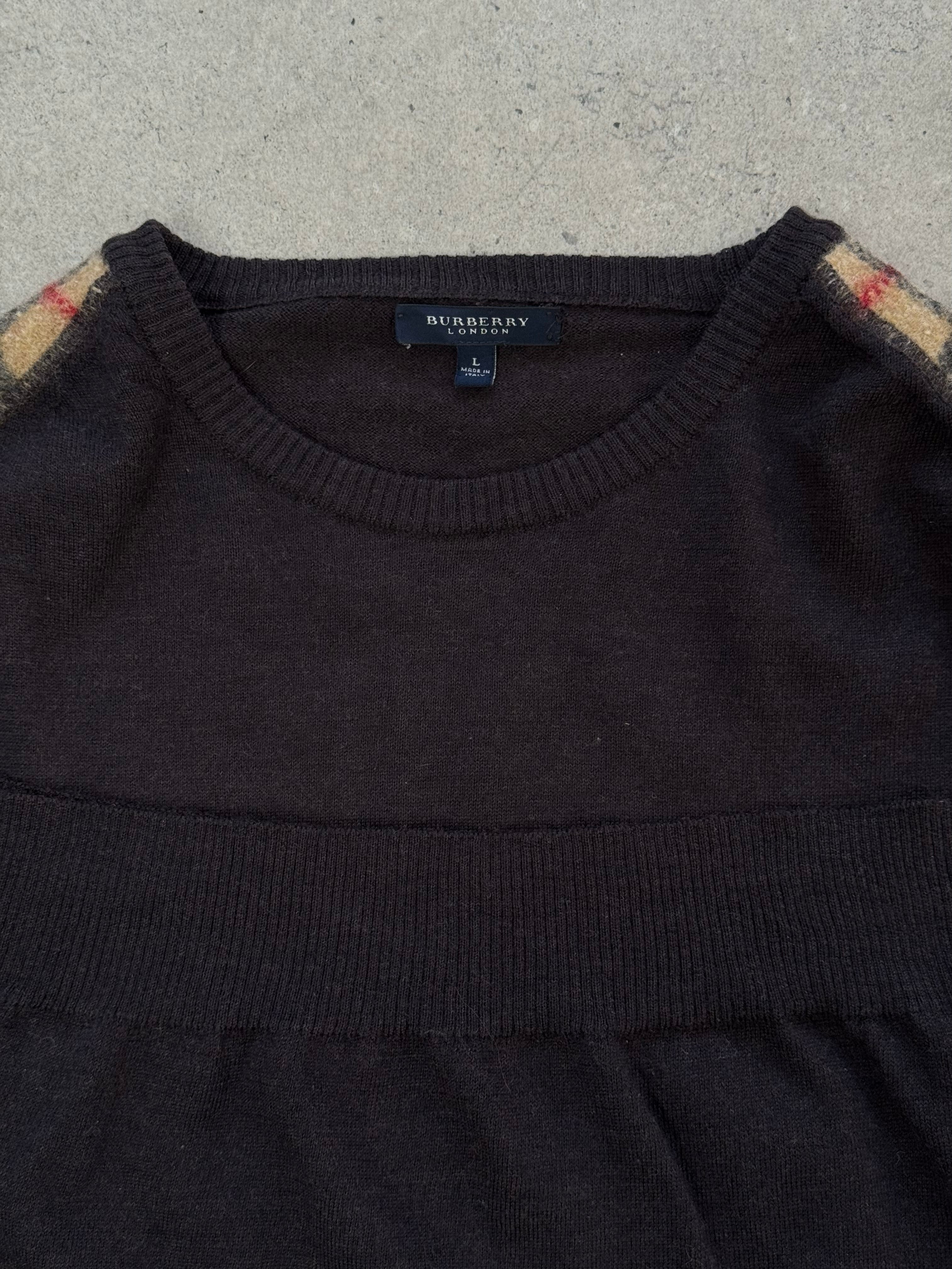 Burberry London 2000s wool knit jumper in size M, featuring classic design and textured fabric, displayed on a neutral background.