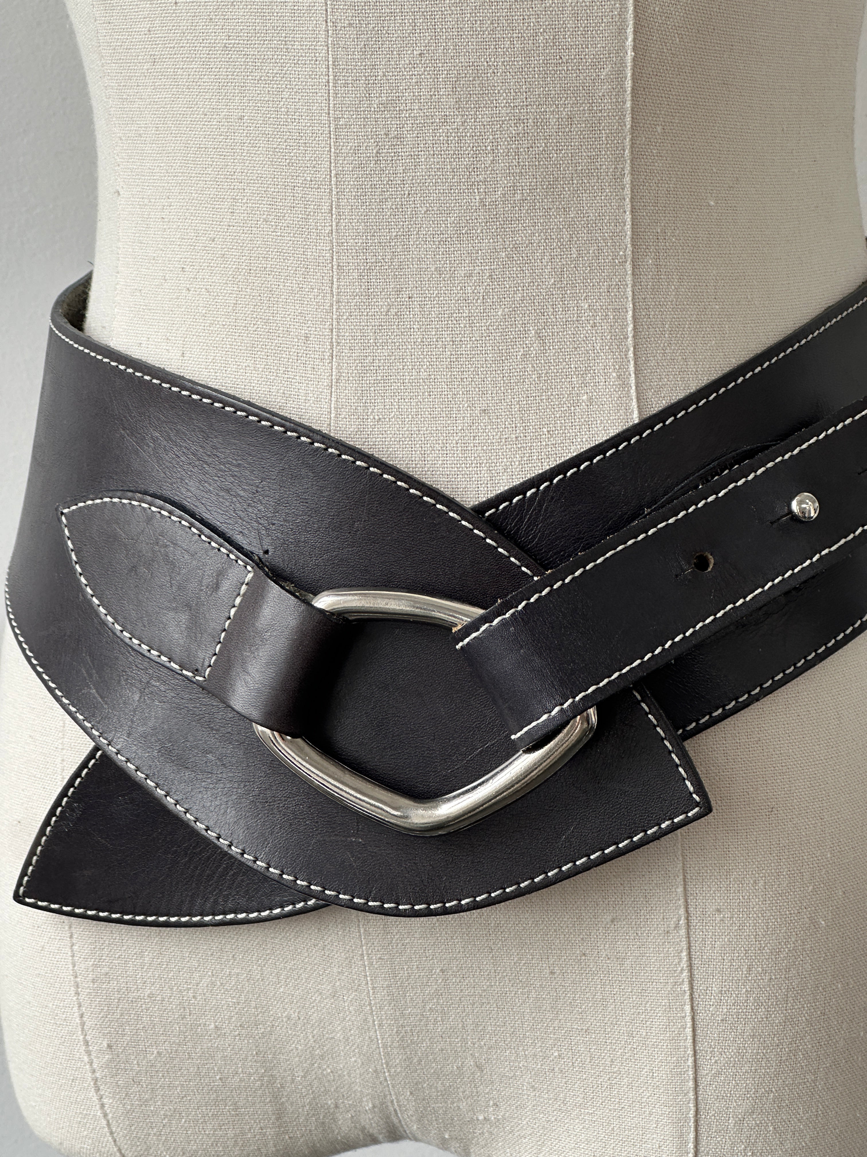 British Vintage 1990s Leather Chunky Belt - W28-30