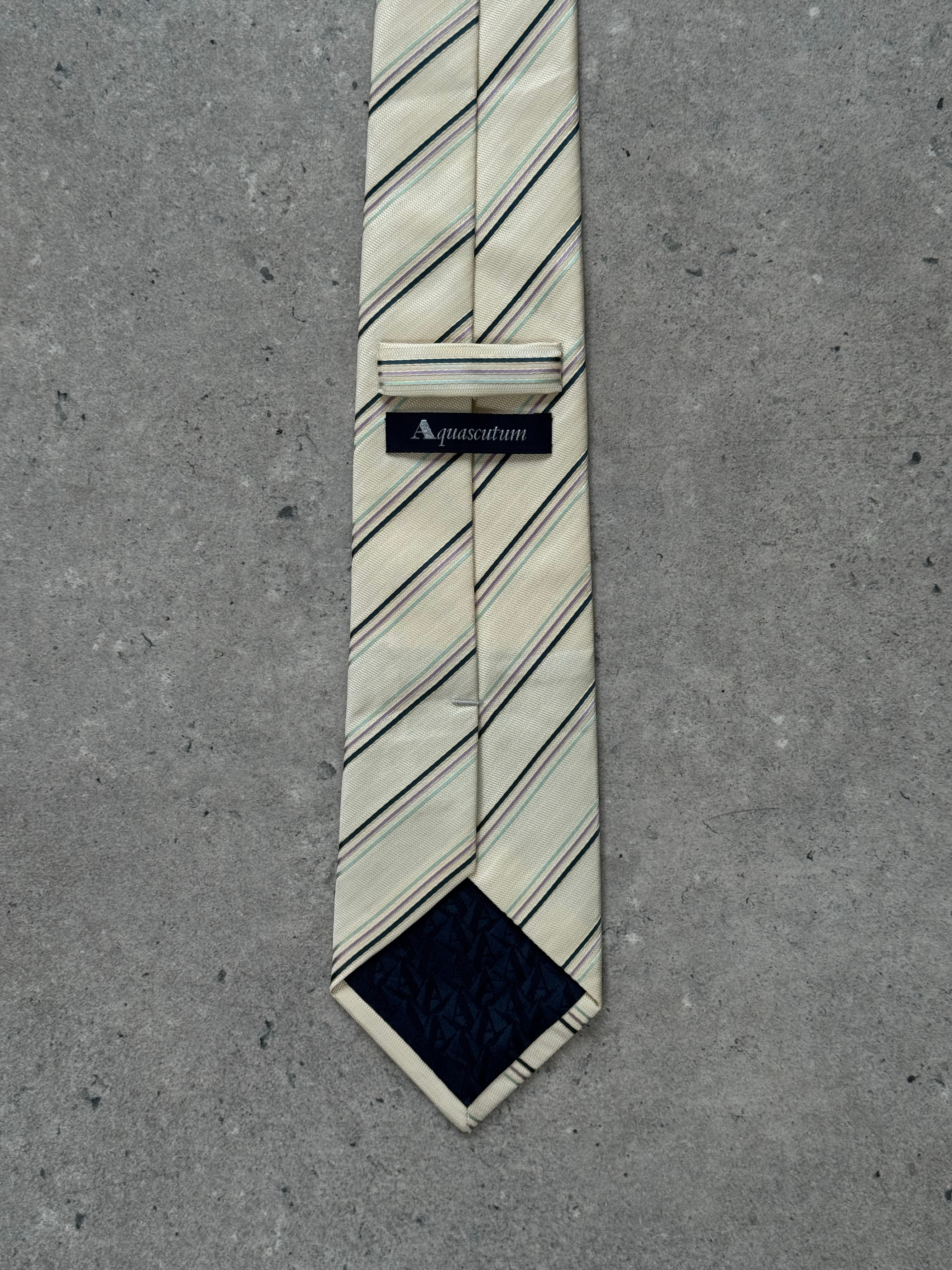 Aquascutum 1990s pure silk diagonal striped tie, stylish and classic men's accessory with elegant pattern.