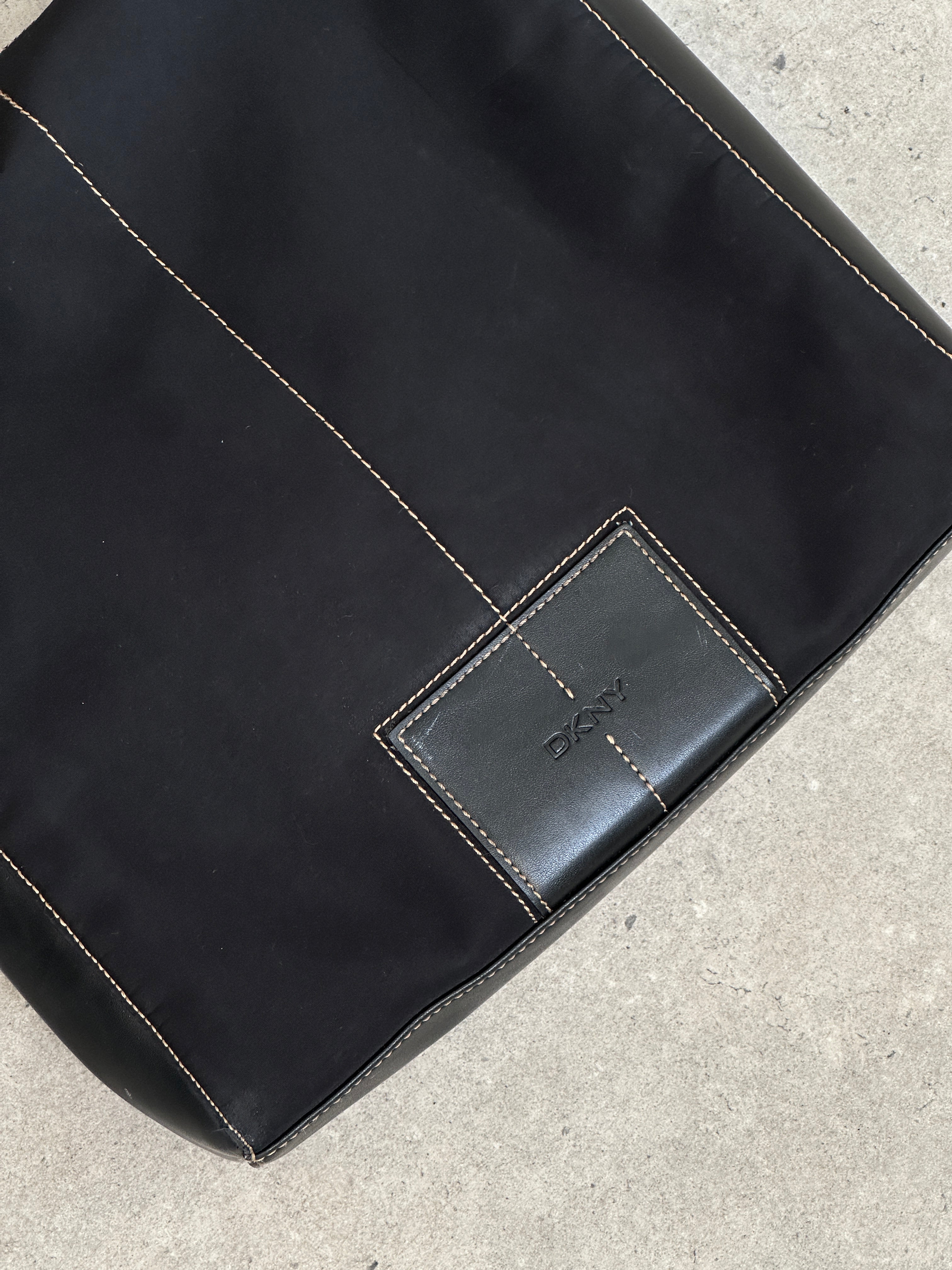 Donna Karan DKNY 2000s contrast stitch shoulder bag with spacious design and stylish details, perfect for everyday use.