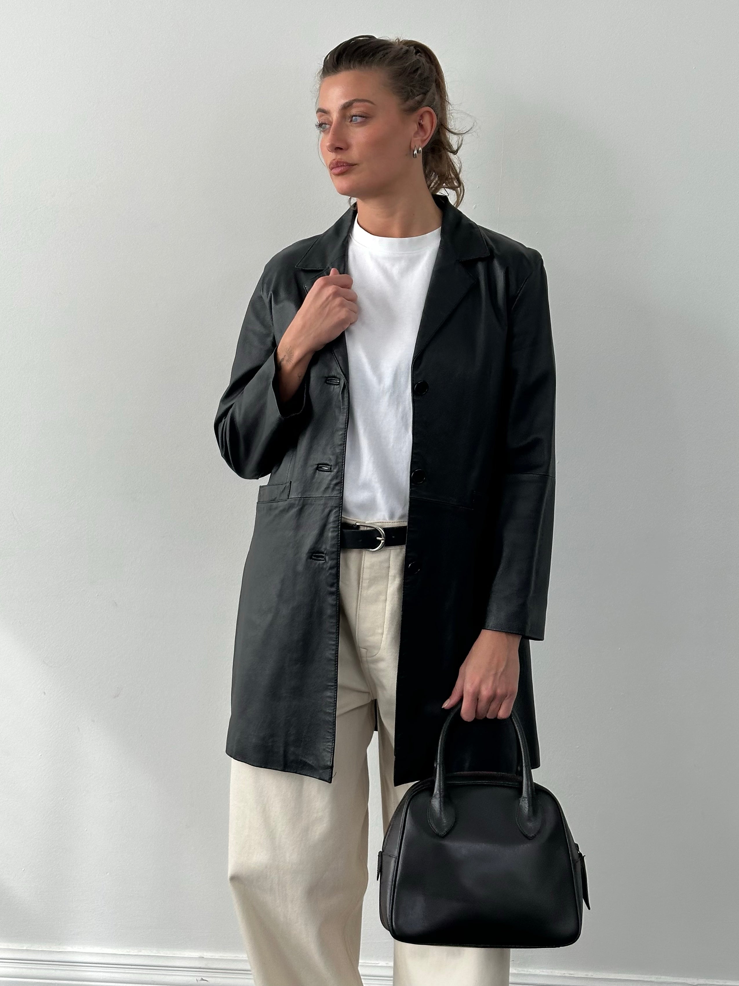 Vintage 2000s single-breasted leather trench coat in size S, stylish retro trench with classic leather design and tailored fit.