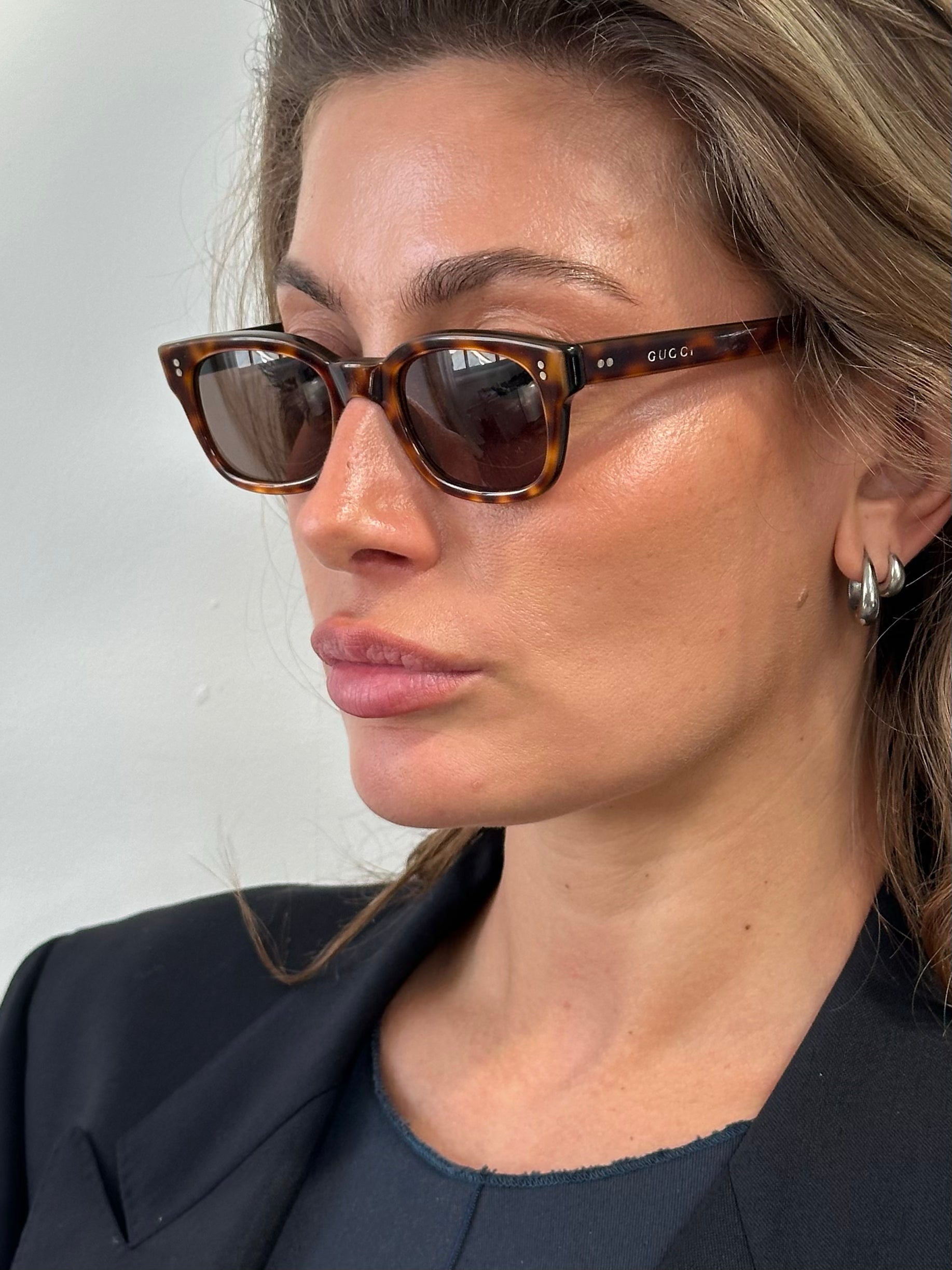 Gucci 2000s Tom Ford tortoiseshell rectangle logo sunglasses with bold frame and signature Gucci branding.