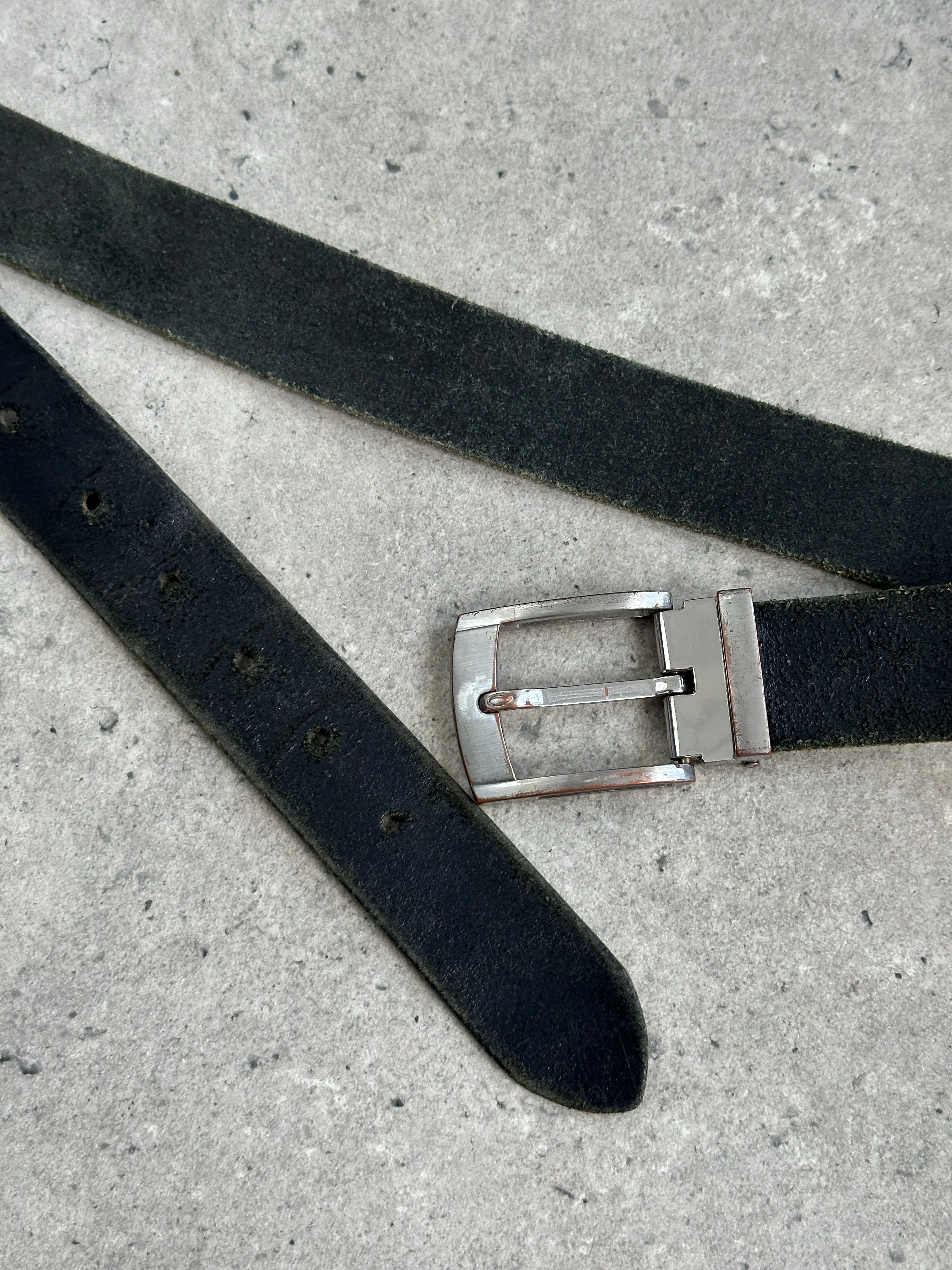 Vintage 1990s distressed leather belt, W32-38, with aged leather finish and classic buckle, designed for a retro style fit.