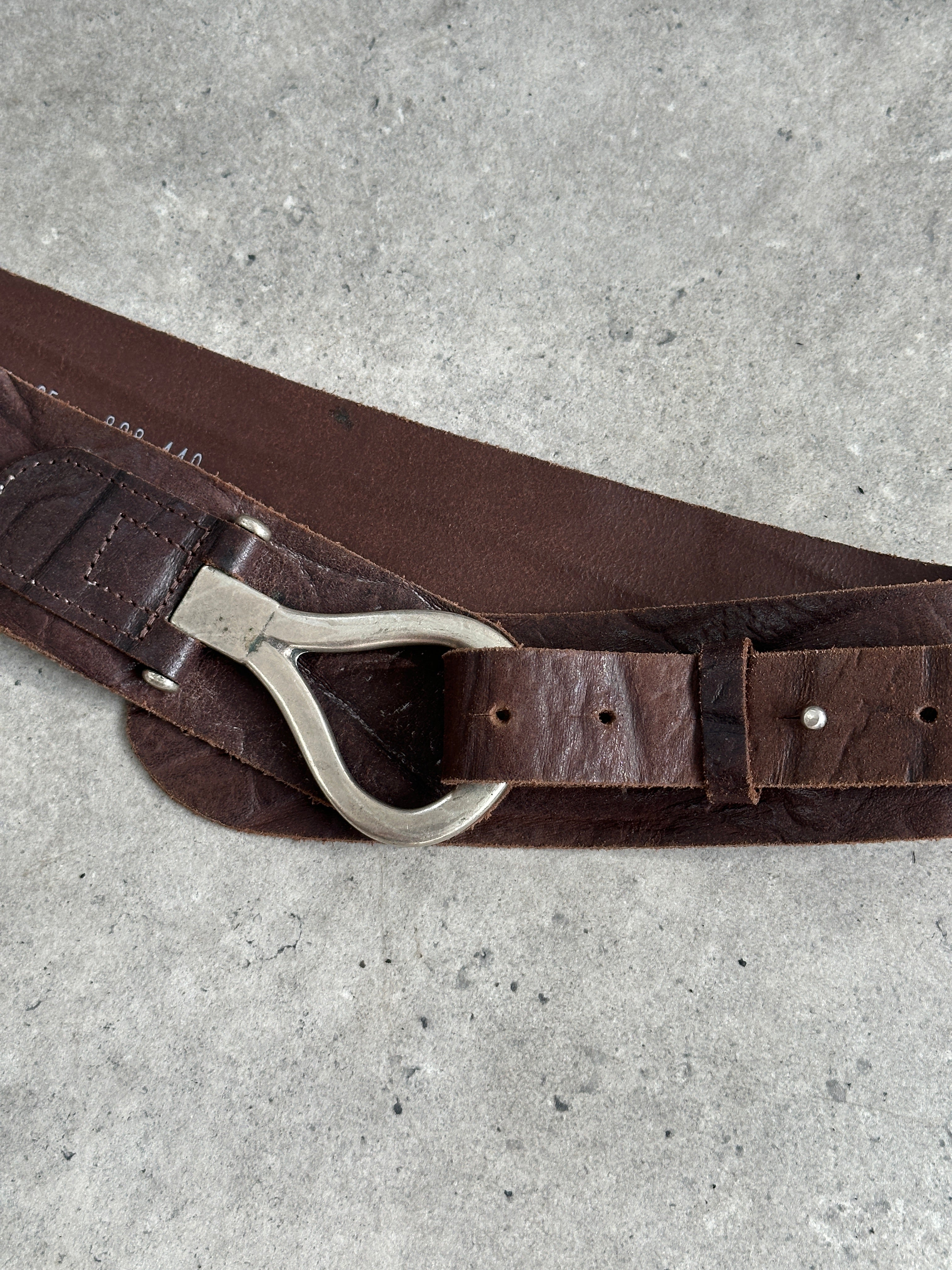Vintage 1990s leather chunky belt with wide strap and metal buckle, size W34-38, classic retro accessory.