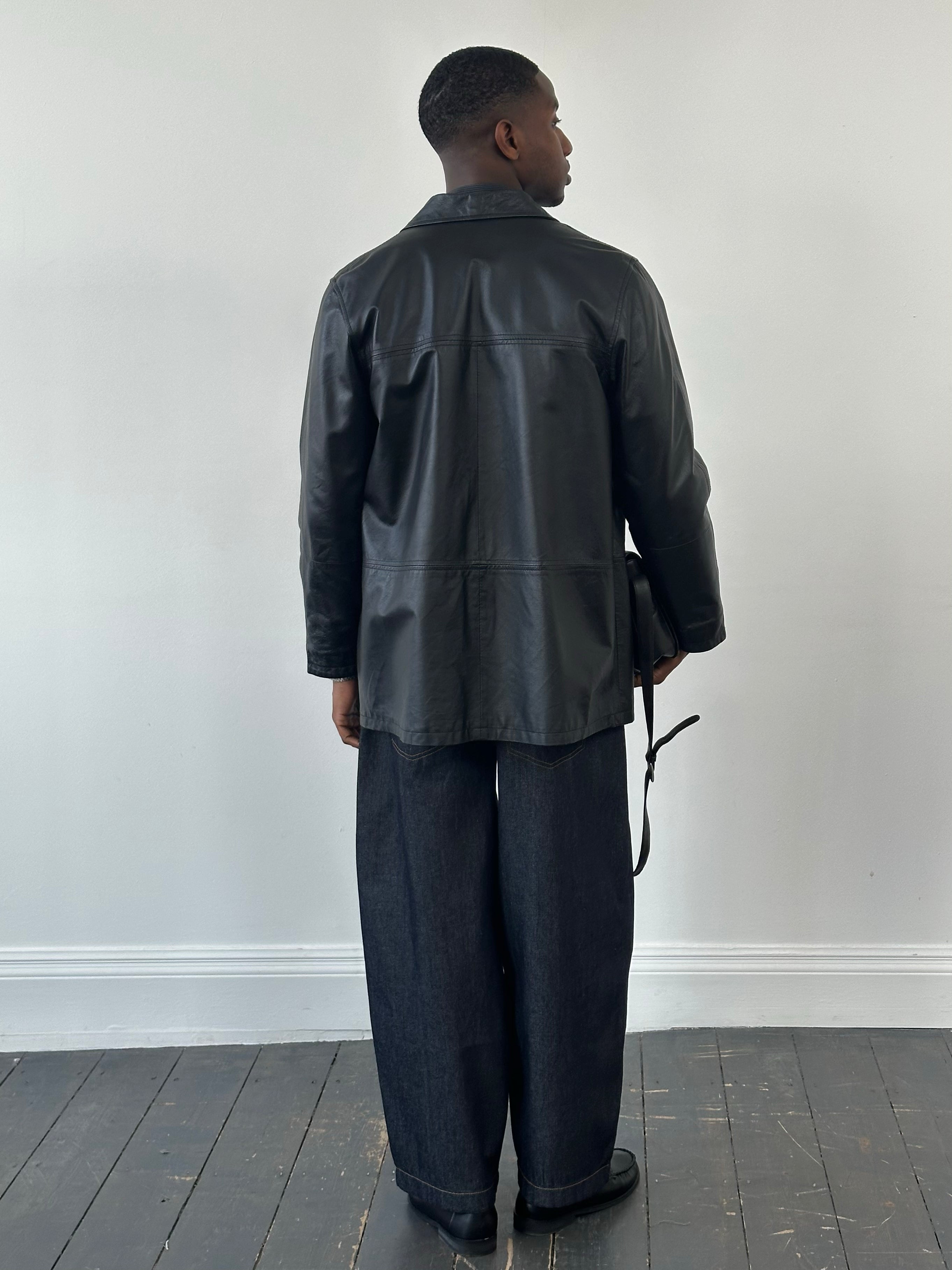 Vintage Italian 1990s single-breasted leather jacket in black, featuring classic design and button closure, size L.