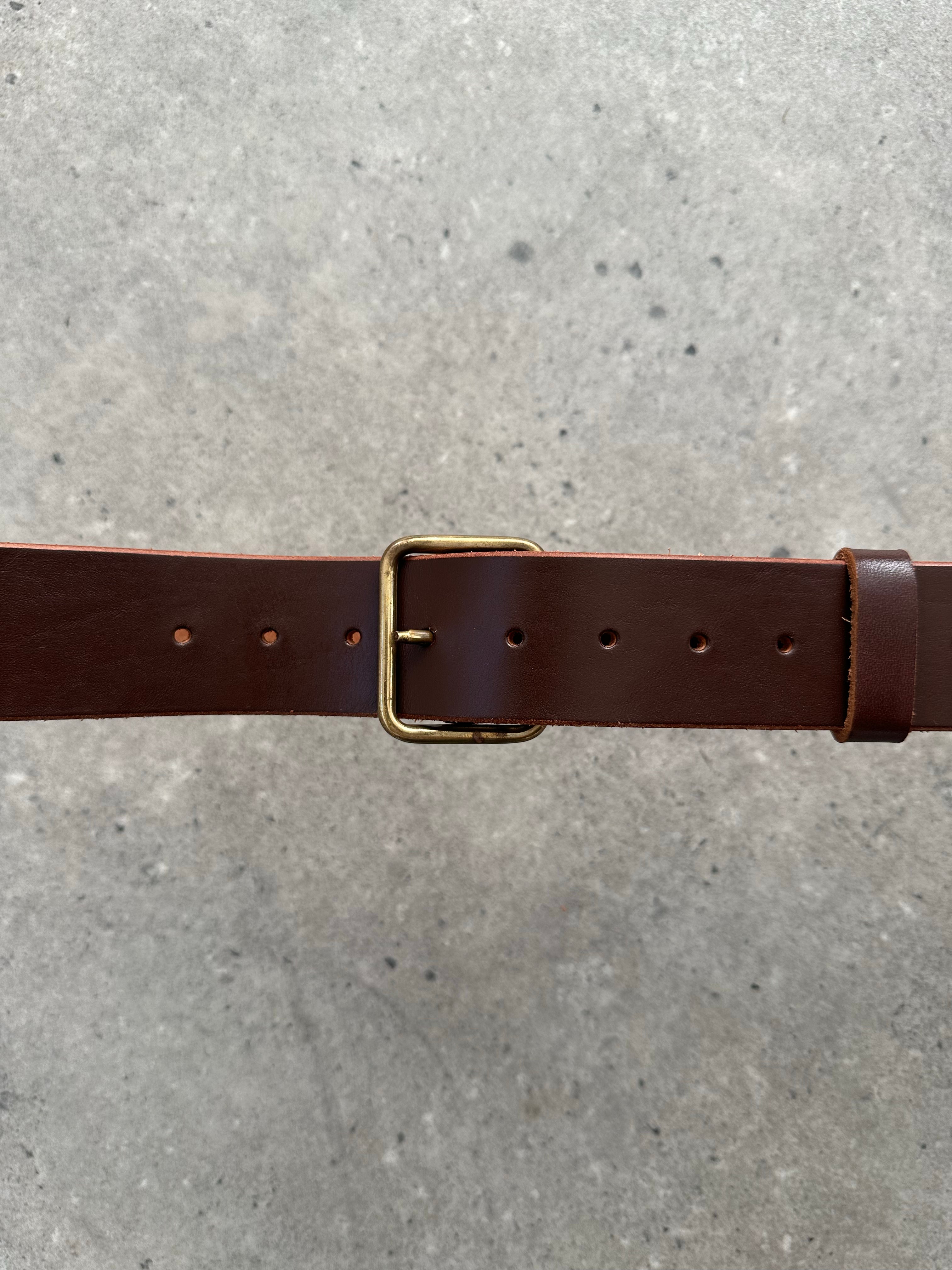 Vintage 2000s leather belt in natural brown with adjustable W36-44, featuring classic vintage style and brass buckle.