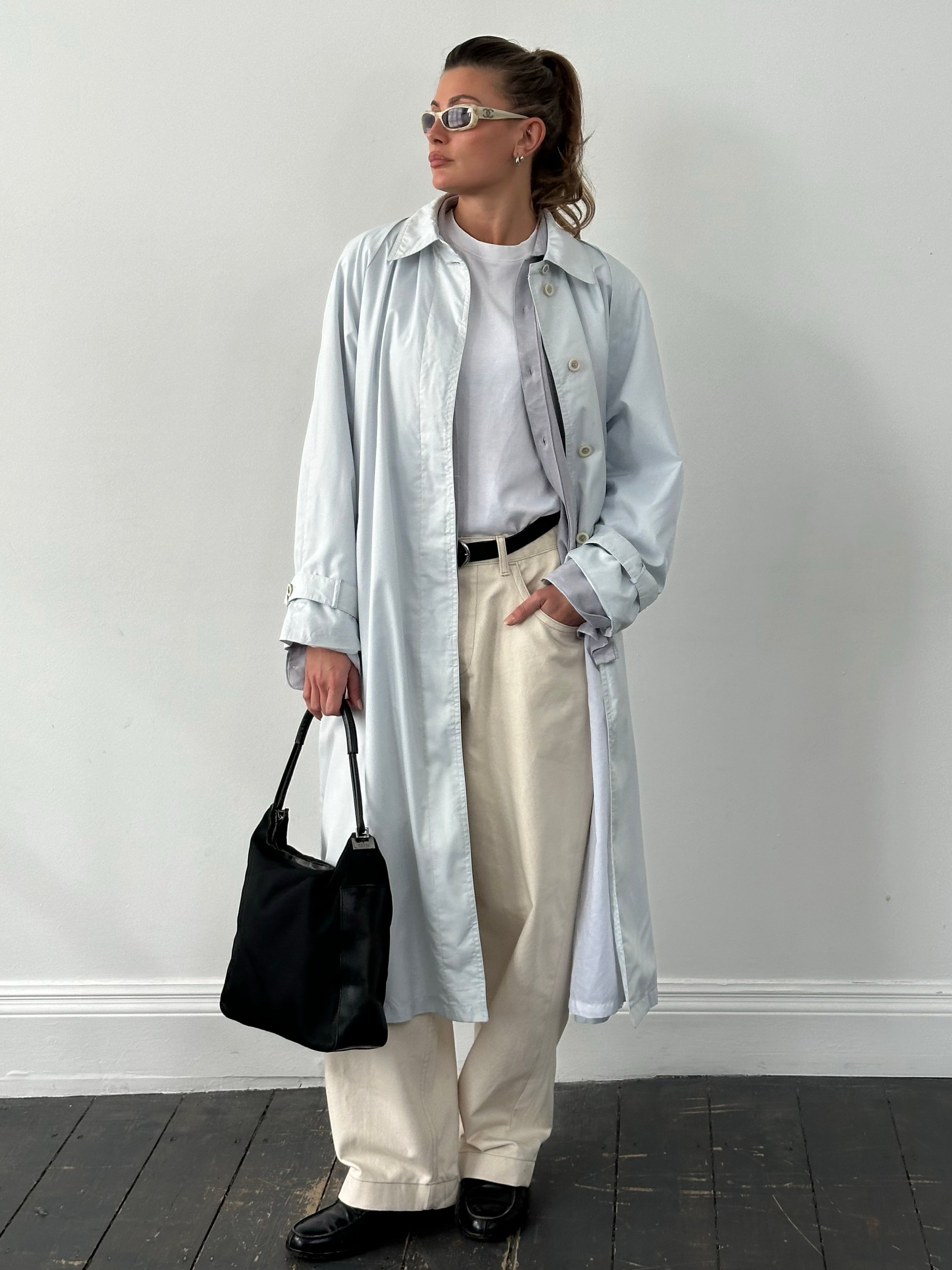 London Fog 1990s trench coat in XL, featuring a concealed placket and classic design, displayed on a hanger.