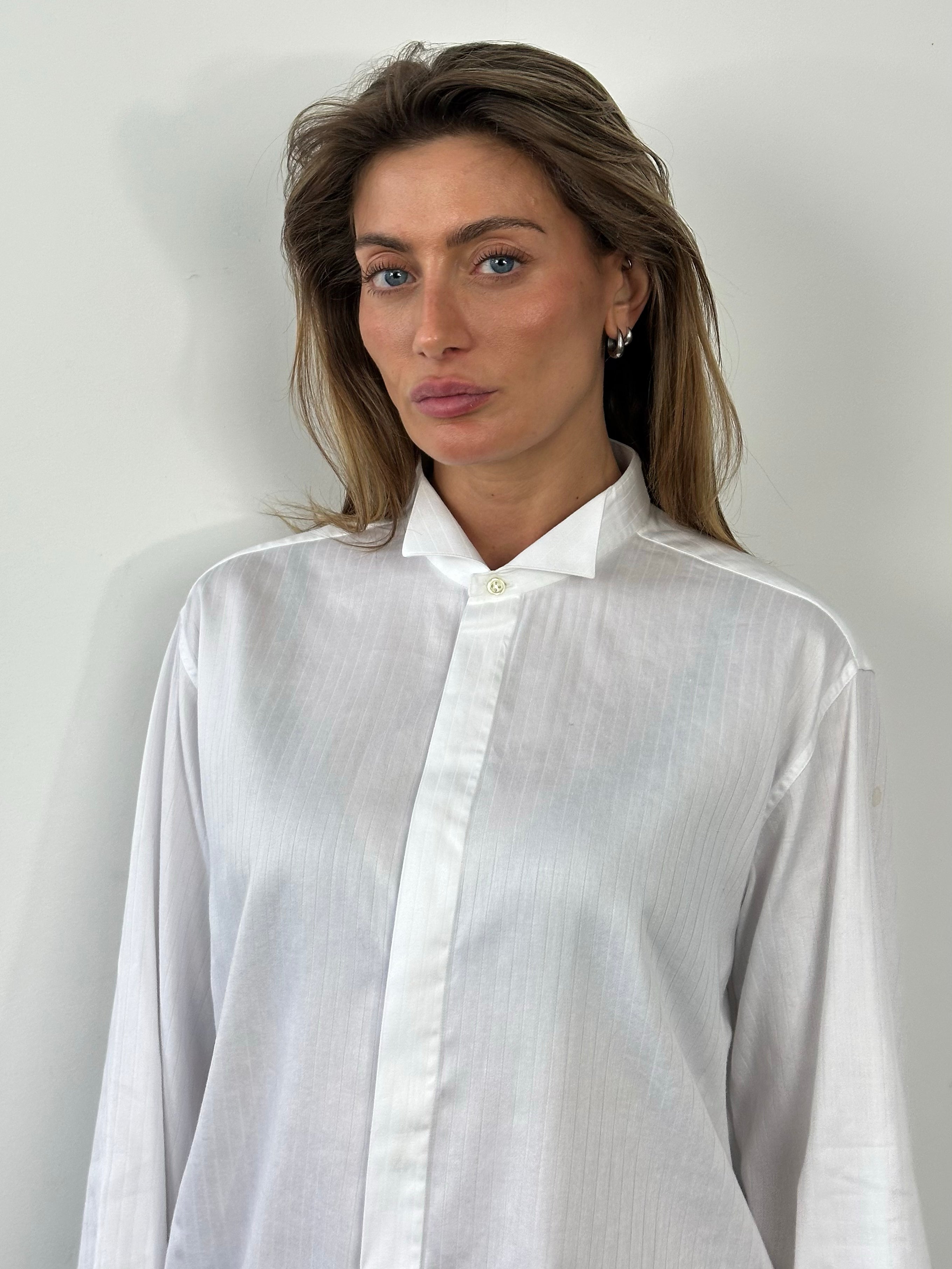 Vintage 1990s Italian wing collar shirt with concealed placket, size large, featuring classic style and crisp fabric details.
