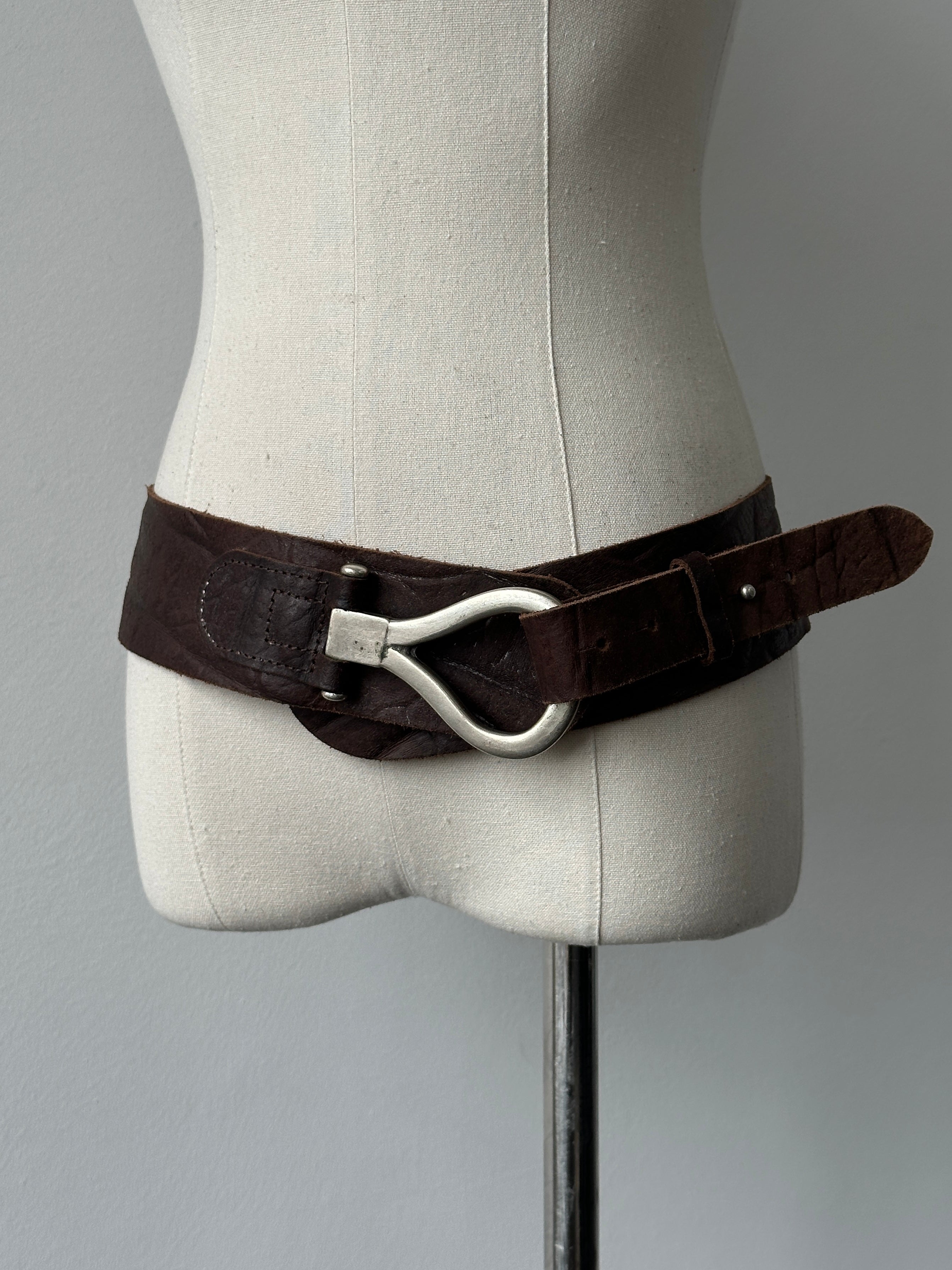 Vintage 1990s leather chunky belt with brass buckle, adjustable W34-38, stylish retro accessory from the Vintage brand.