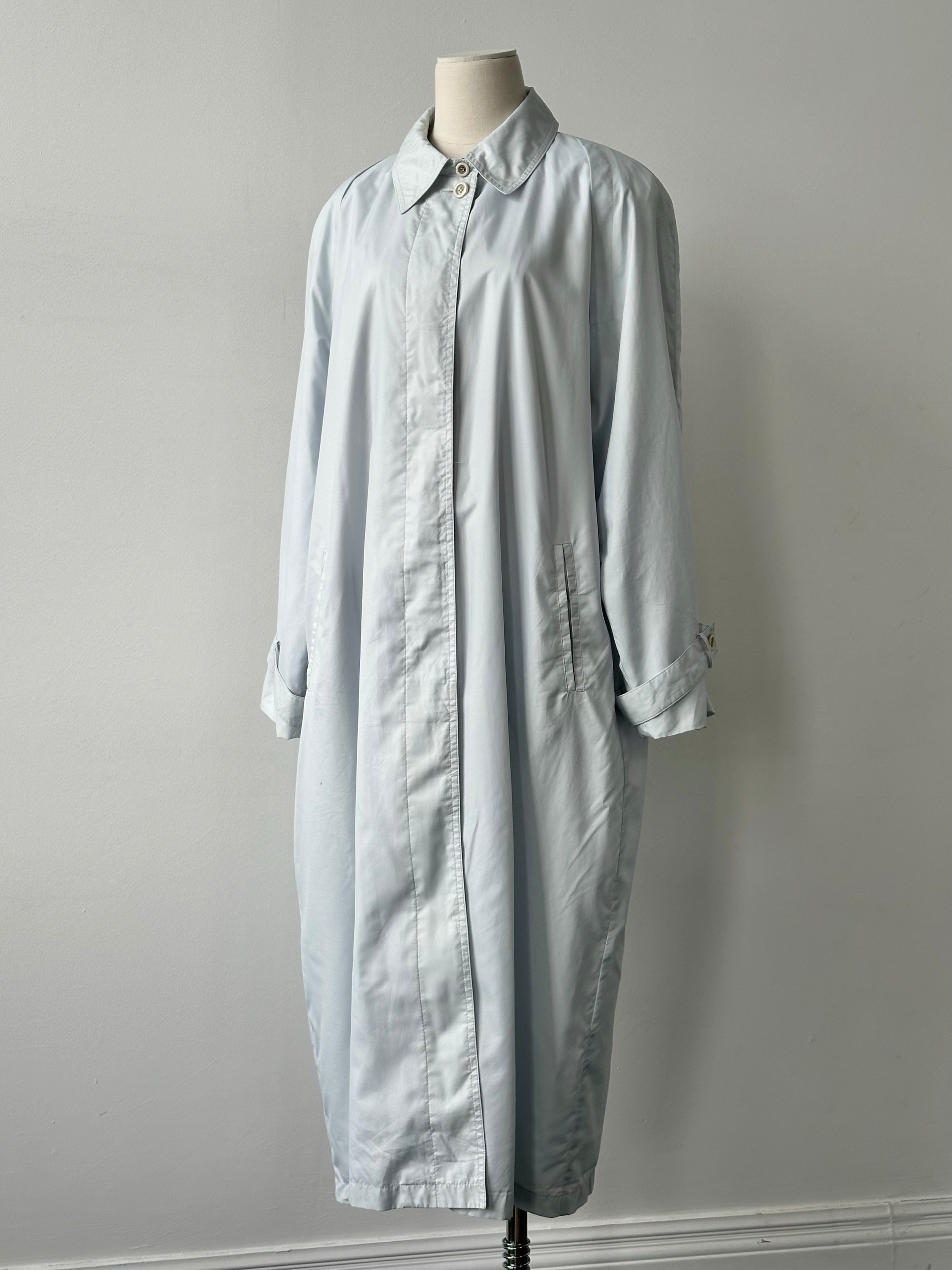 London Fog 1990s trench coat in XL, featuring a concealed placket, classic beige fabric, and a tailored fit for timeless style.