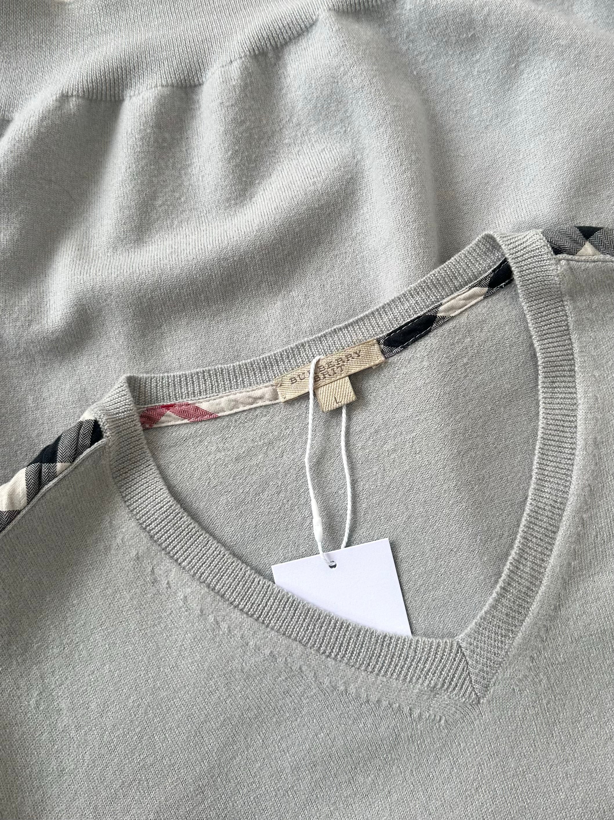 Burberry Brit 2000s merino wool V-neck jumper in size M, beige color, close-up of the textured knit fabric.