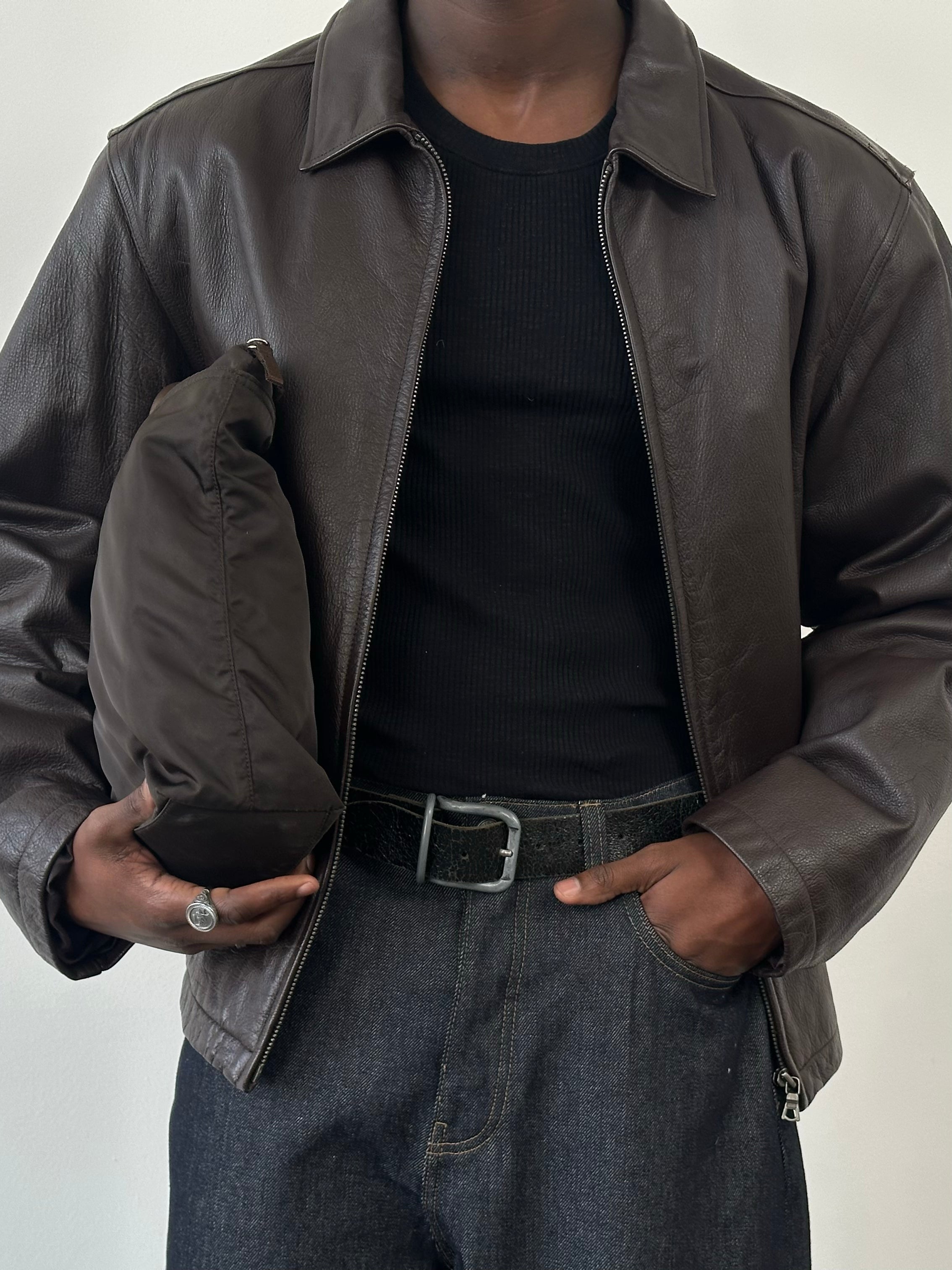 Vintage 1990s boxy leather jacket in XL, minimalist design, made of soft leather with a classic collar and stylish fit.