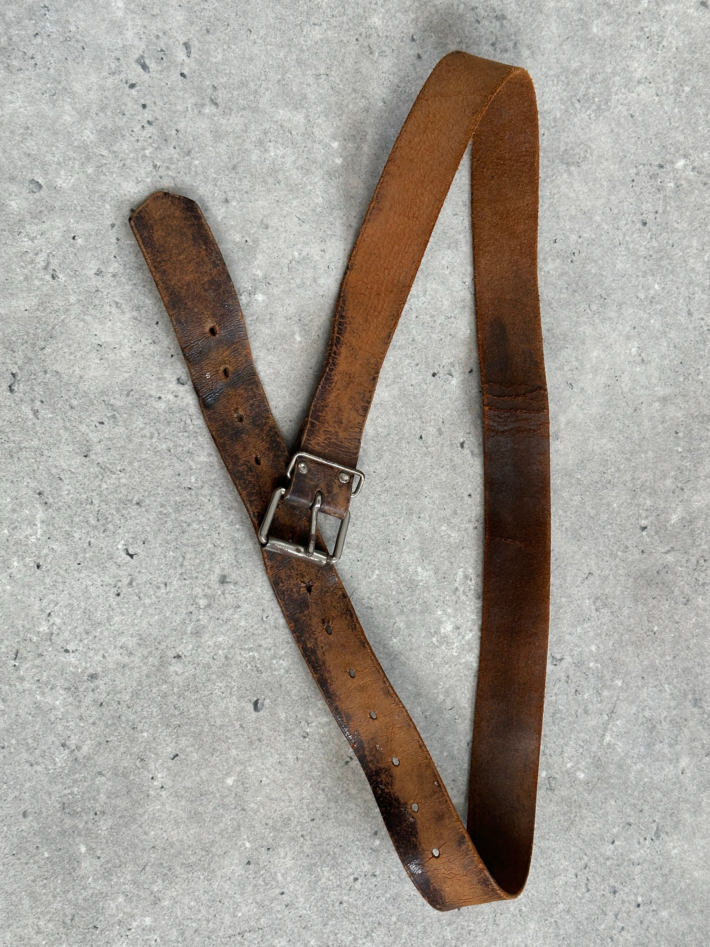 Vintage 1980s aged leather distressed belt, W29-39, with worn texture and classic buckle, showcasing vintage style and craftsmanship.