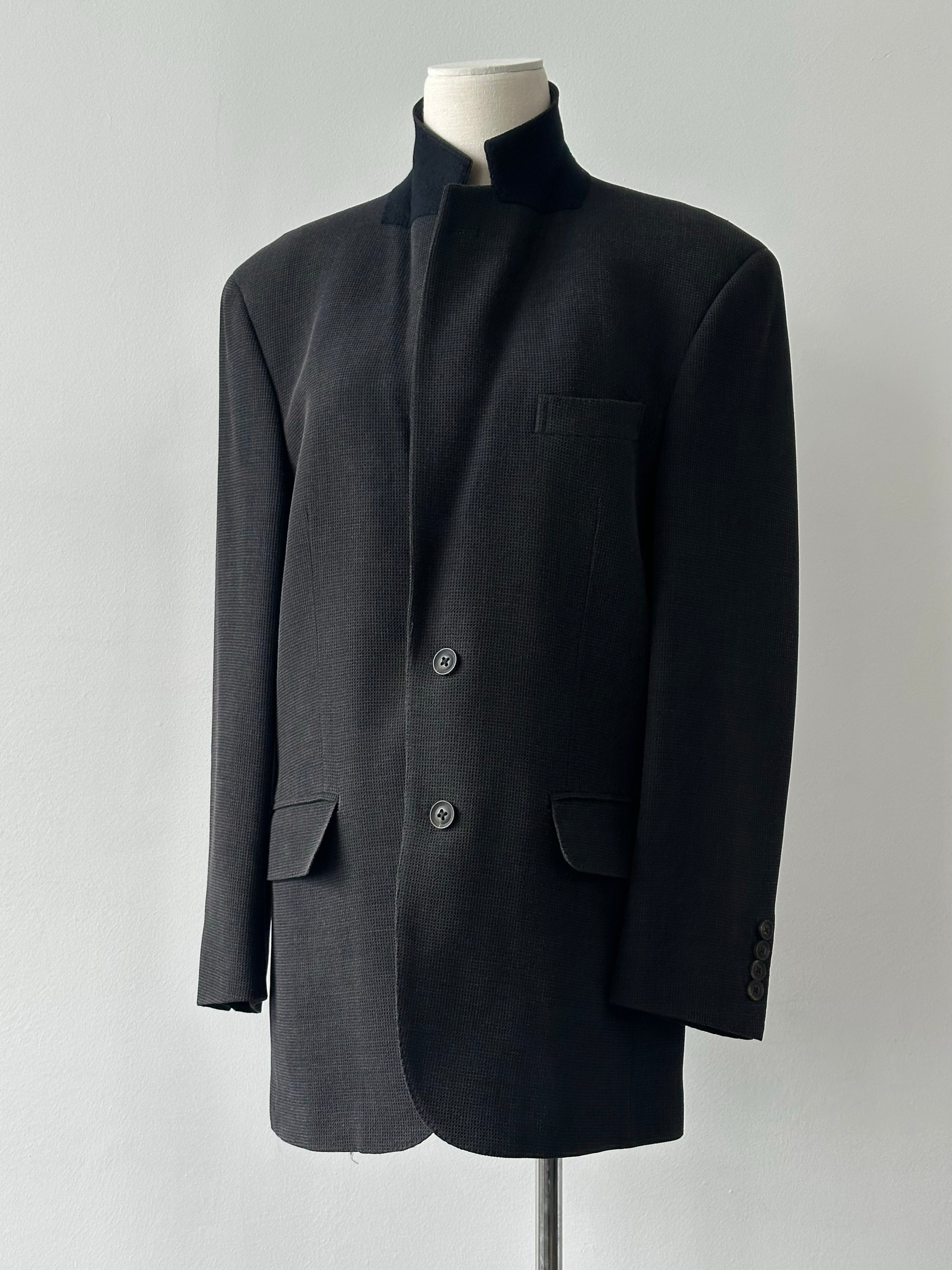 Burberry London 2000s wool single-breasted woven blazer in size M, tailored fit with classic check pattern and structured lapels.