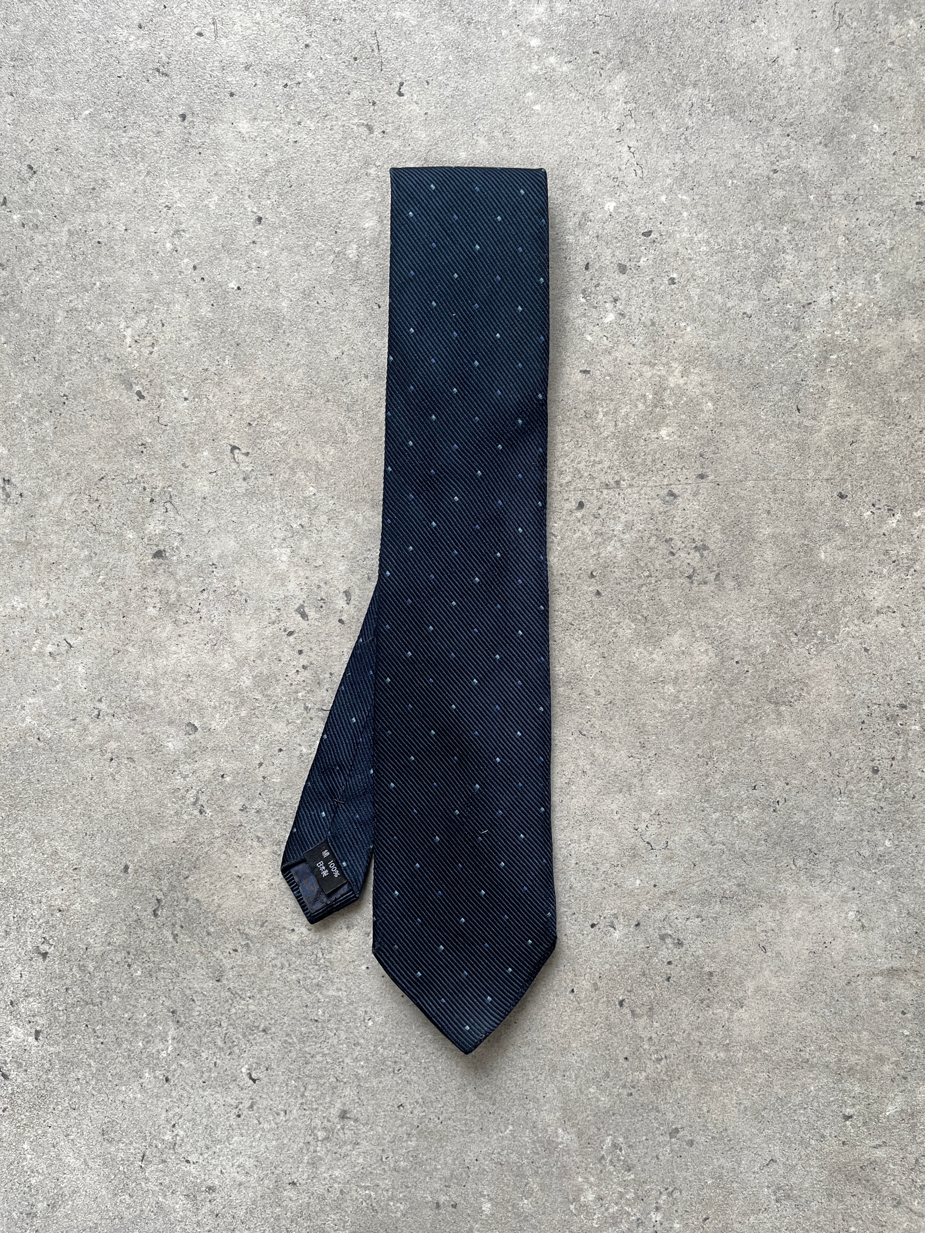 DKNY 2000s pure silk woven print tie with intricate pattern, showcasing luxurious fabric and elegant design.