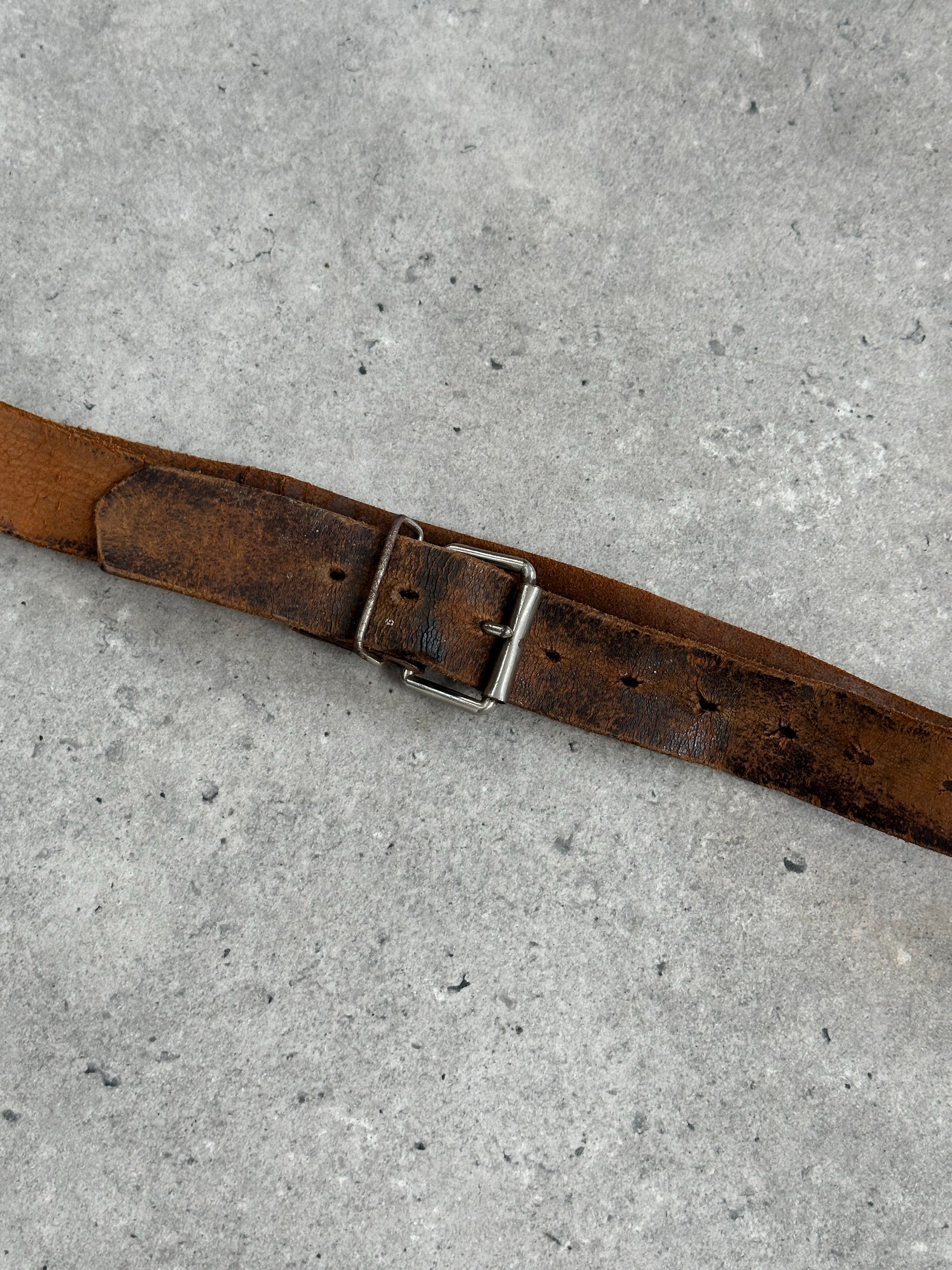 Vintage brand 1980s distressed leather belt in aged brown leather with vintage buckle, W29-39 size, casual style.