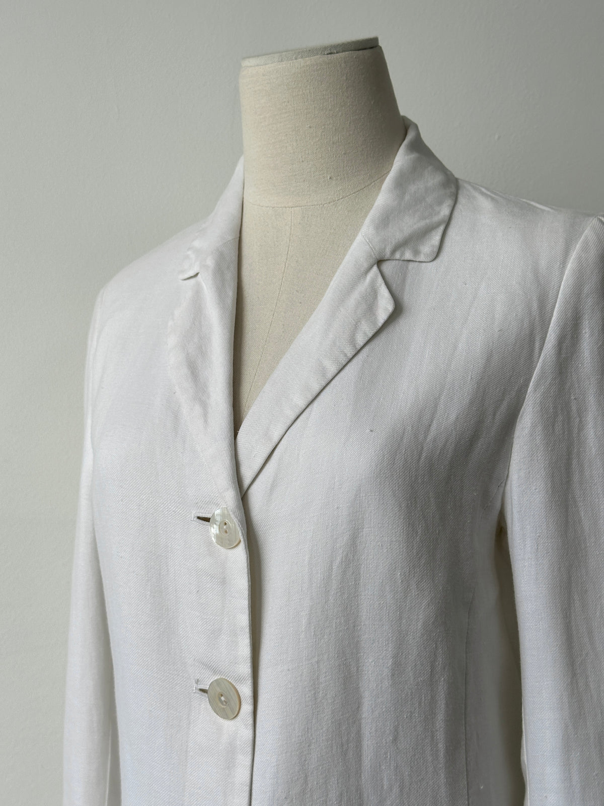 Max Mara 1990s pure linen single-breasted jacket in size S, lightweight and stylish, with a classic collar and tailored fit.