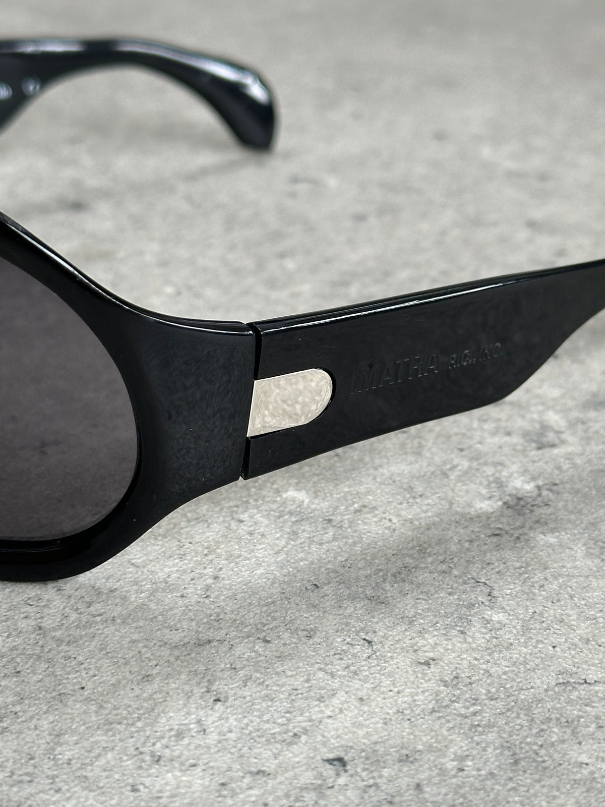 Vintage 2000s oversized shield sunglasses with dark tinted lenses and bold frame, showcasing a retro, oversized eyewear style.