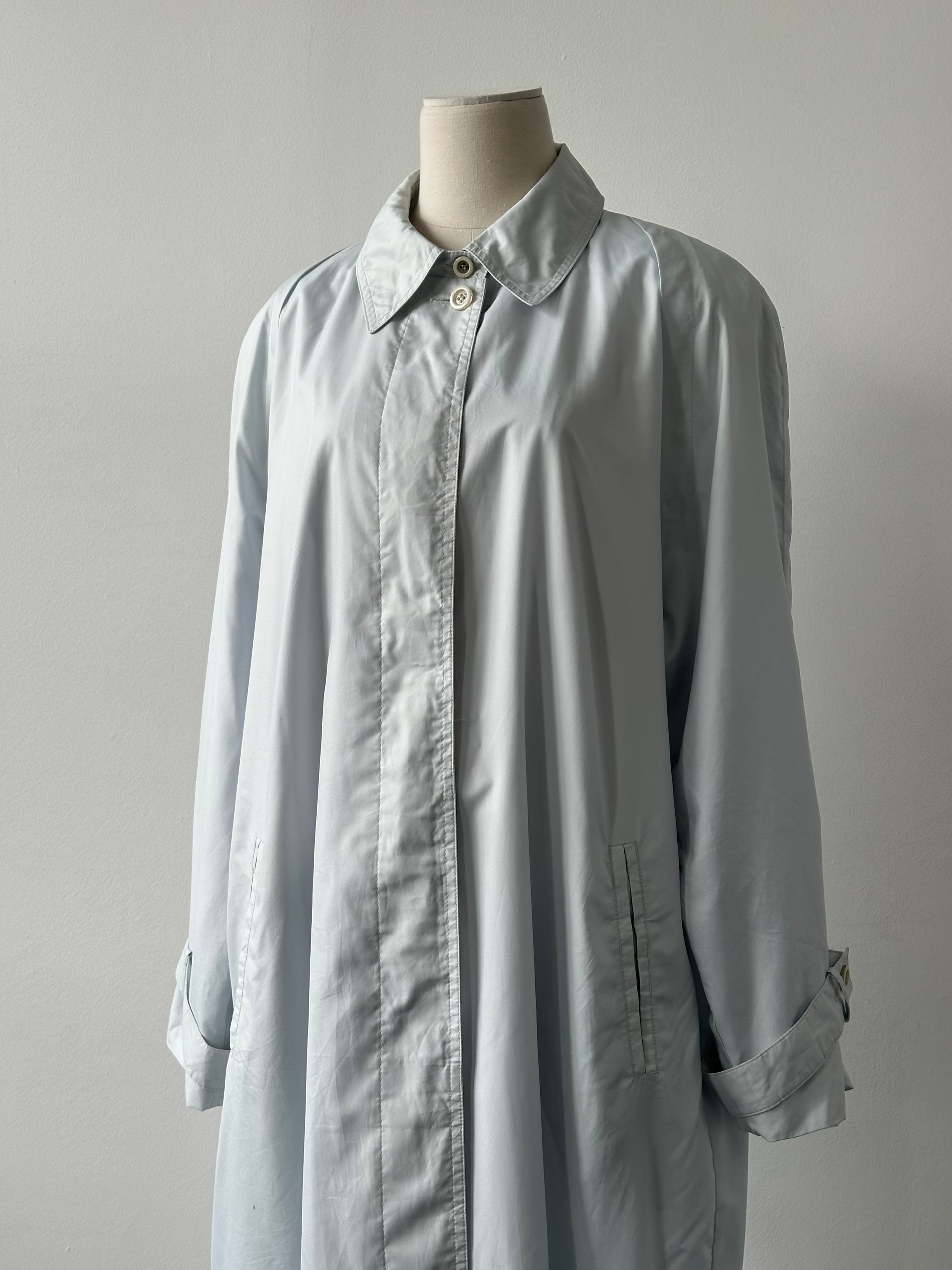 London Fog 1990s trench coat in XL, featuring a concealed placket, classic beige color, and tailored fit.