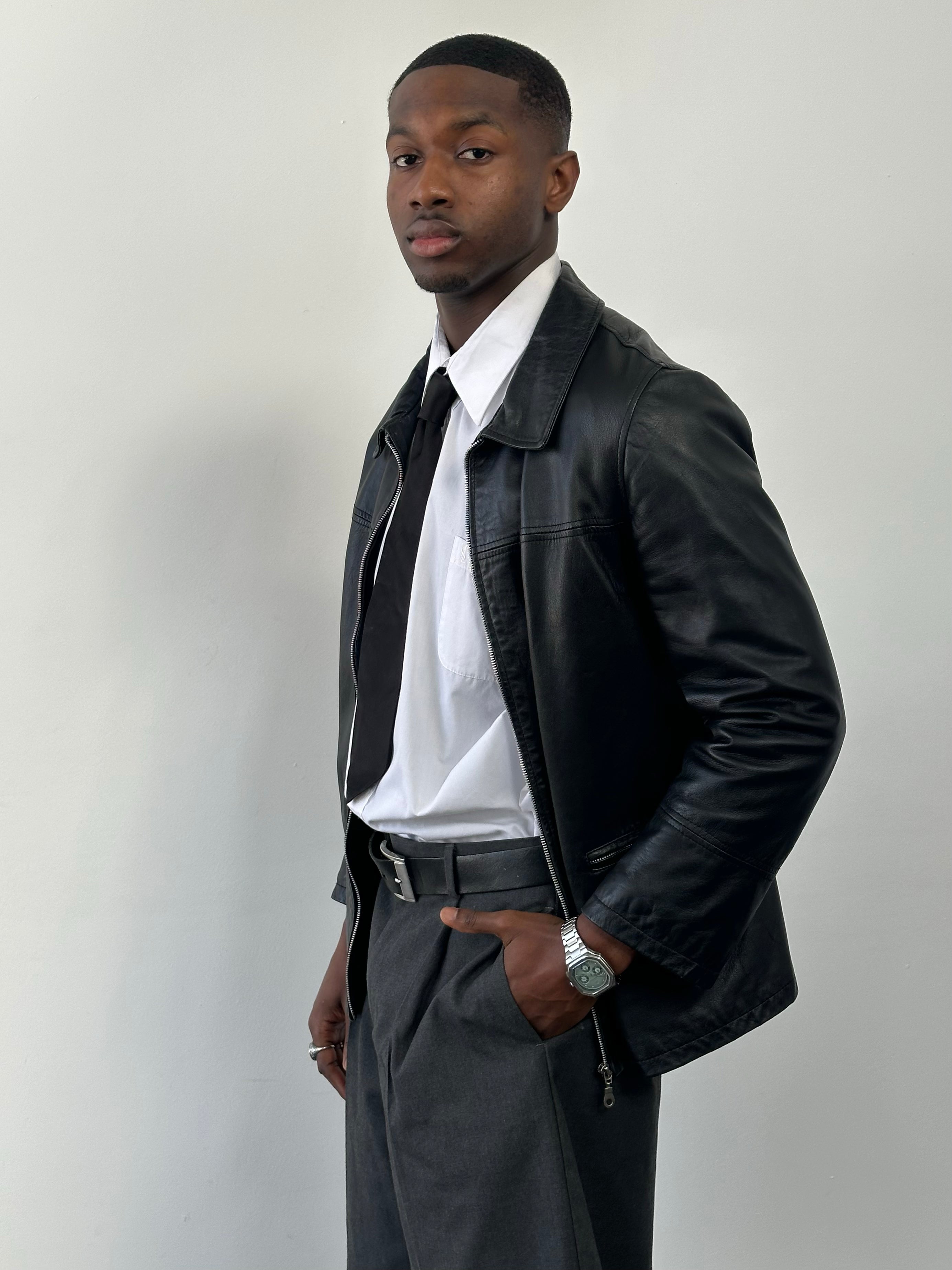 Vintage Italian 1990s boxy leather jacket in brown leather, with classic collar and front zipper, size M.
