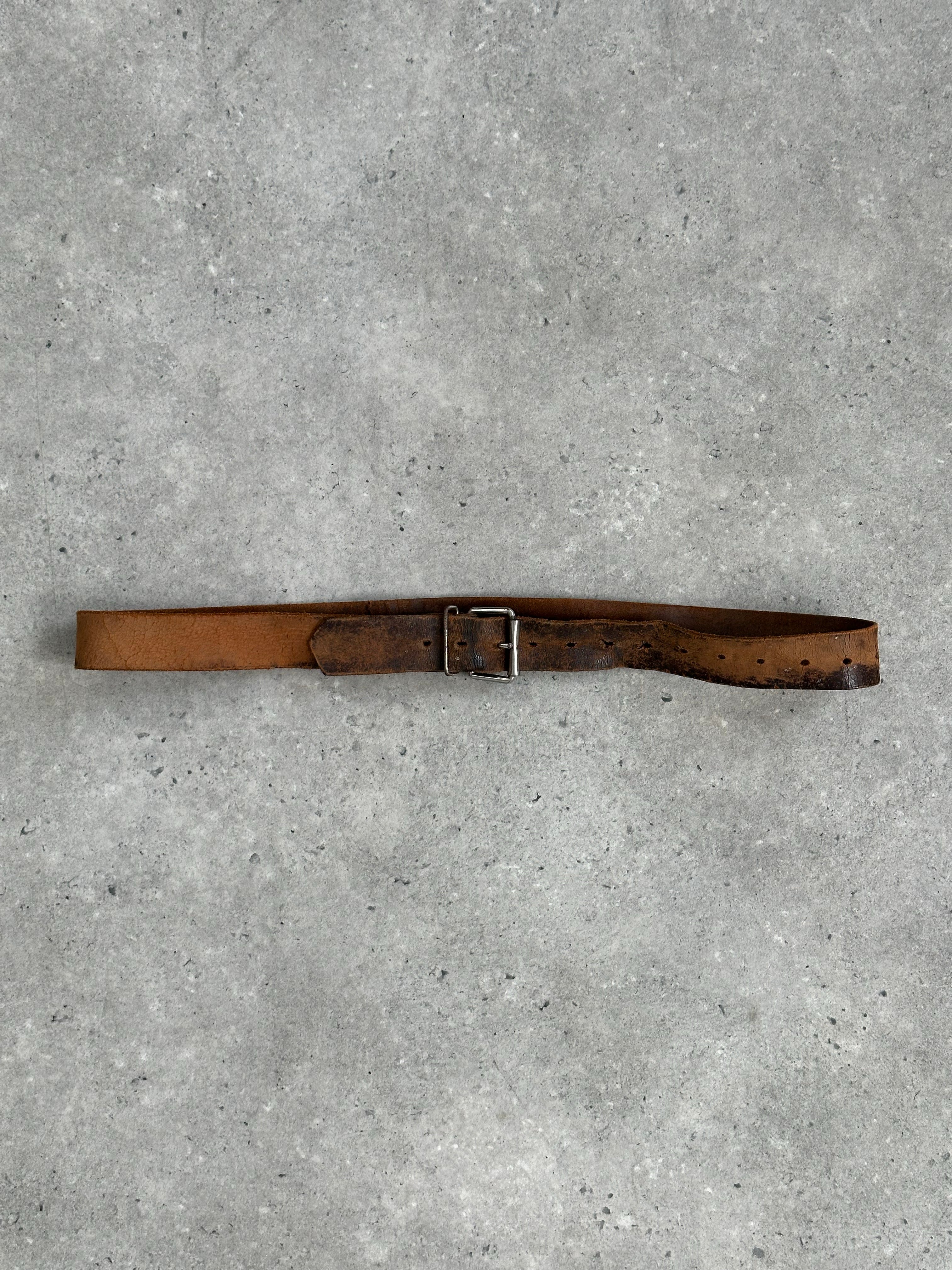 Vintage brand distressed leather belt, aged 1980s style, with W29-39 size range, featuring worn leather and vintage hardware details.