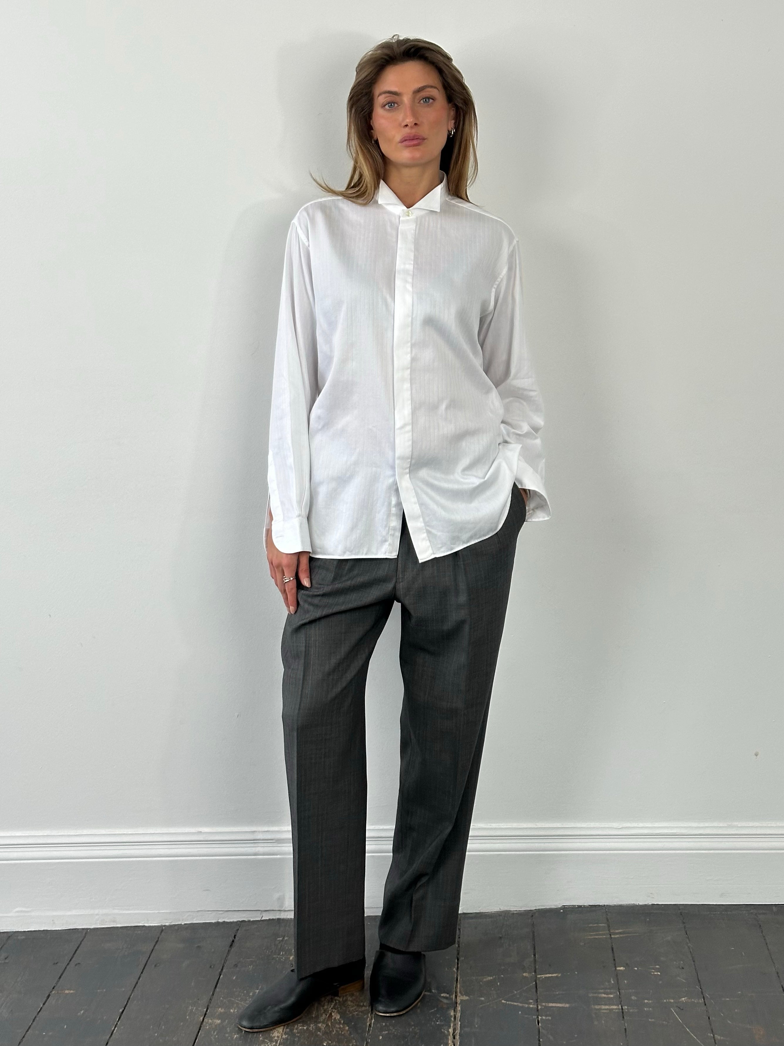 Vintage Italian 1990s concealed placket wing collar shirt, size L, with classic collar and detailed stitching, stylish and timeless.