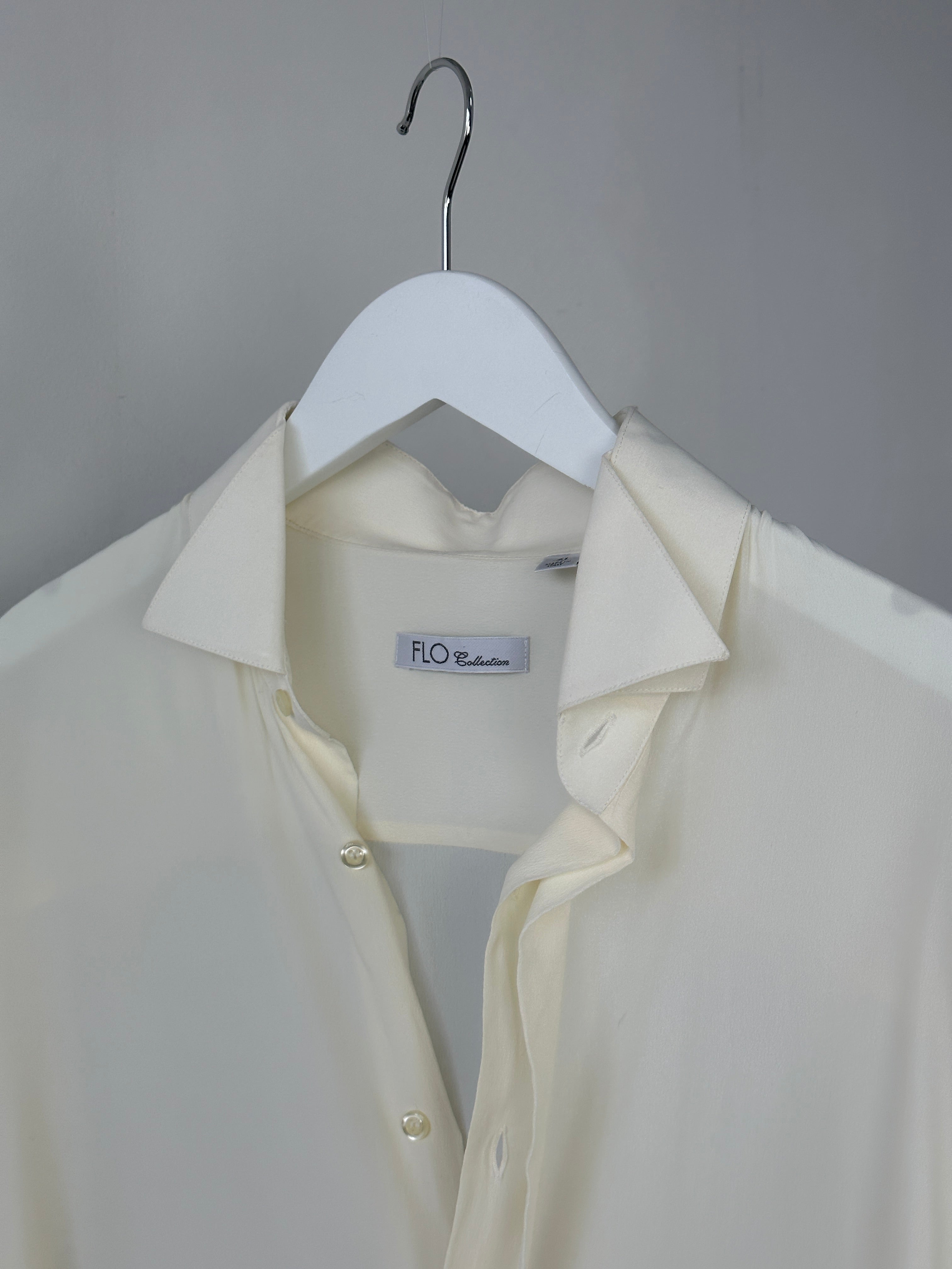 Vintage Italian vintage silk flowy double collar dress shirt, M/L size, featuring elegant collar details and smooth fabric.