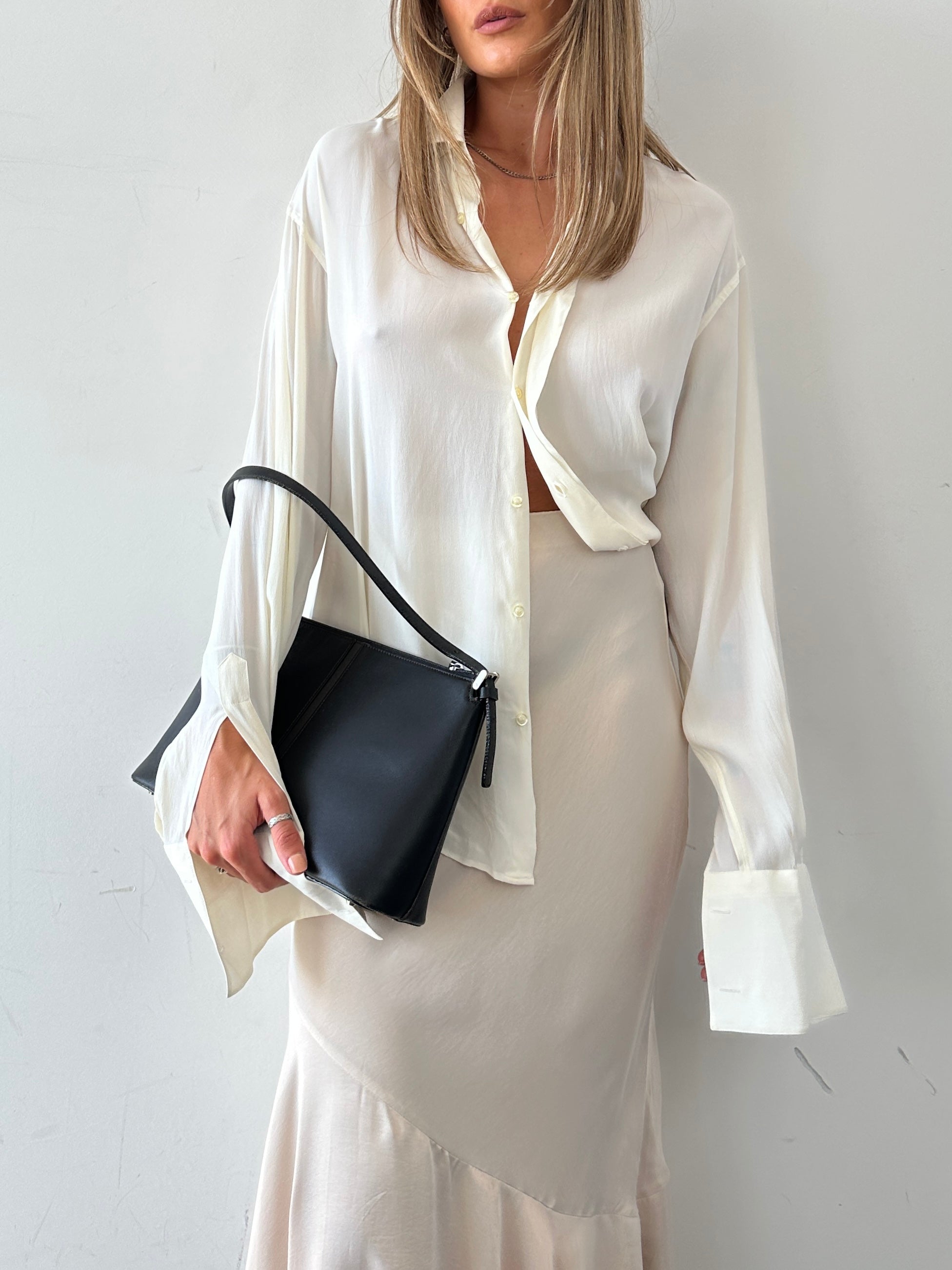 Vintage Italian silk flowy double collar shirt in M/L, featuring elegant design and classic style, shown in this image.