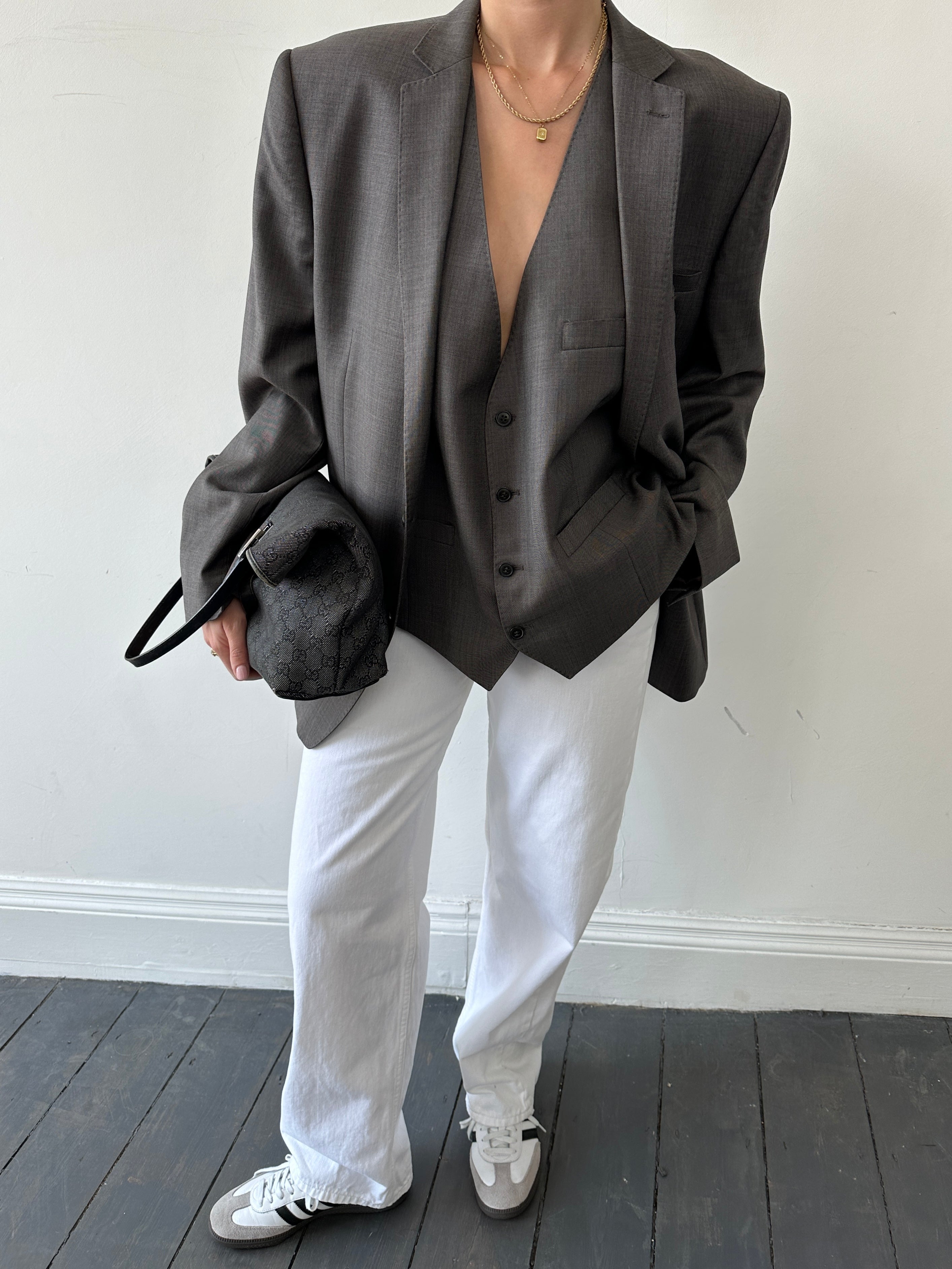 Vintage brand vintage single-breasted wool blazer, size 44/XL, tailored fit with classic lapel and button closure.