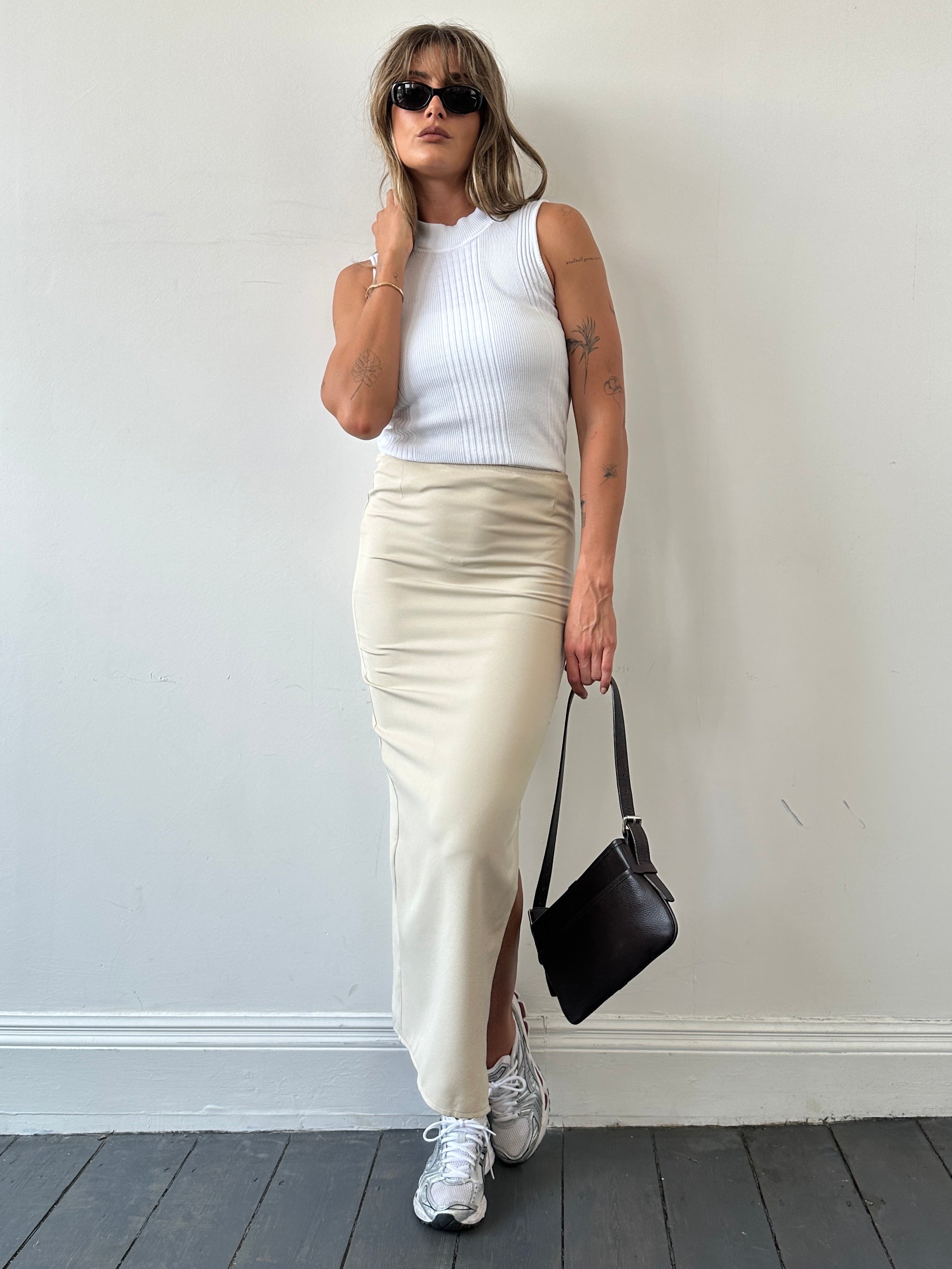St Michael ribbed cotton sleeveless vest in size M, beige color, close-up of fabric with ribbed texture and sleeveless design.