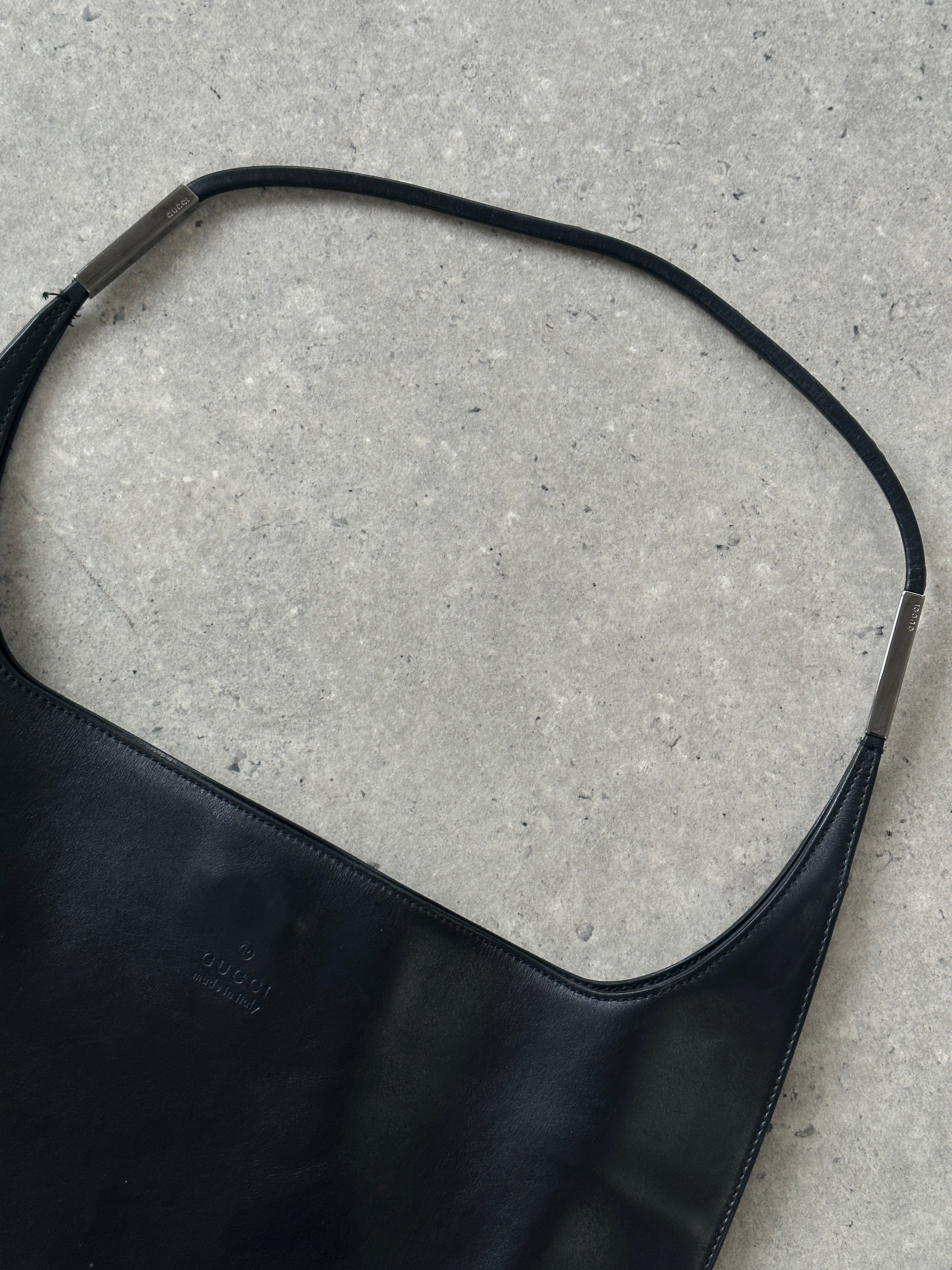 Gucci leather shoulder bag with adjustable strap, featuring classic design and premium craftsmanship.